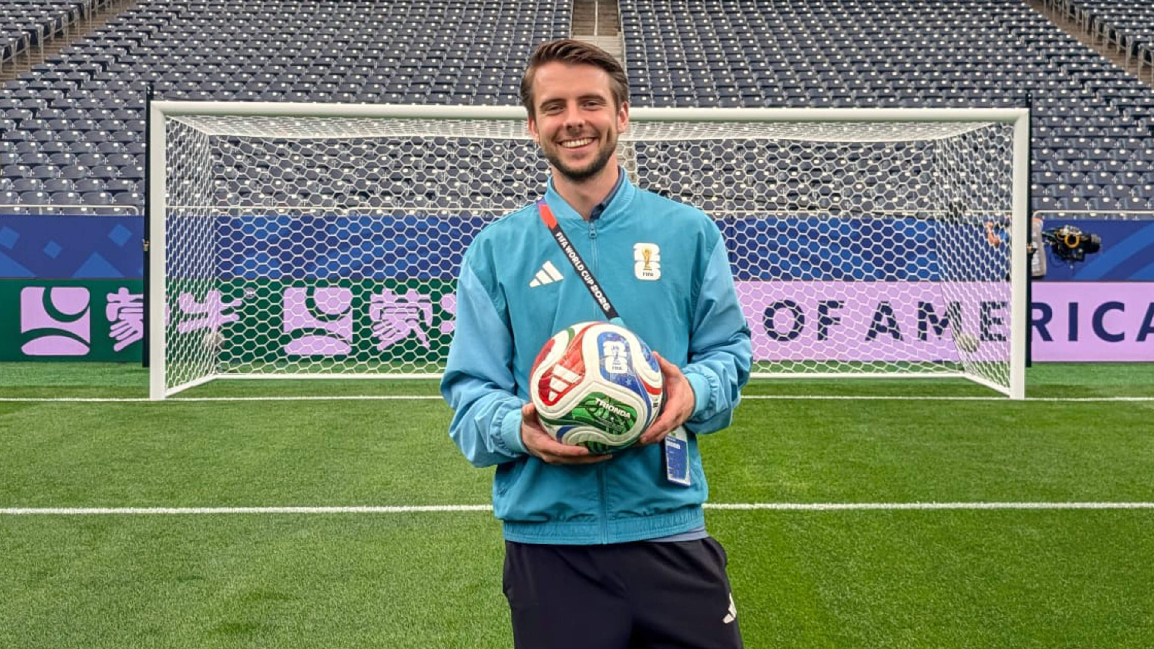 For Roy (27), this Netherlands-Sweden match is extra special. He’s temporarily the boss in Houston: ‘Preferably no knee slides when celebrating’