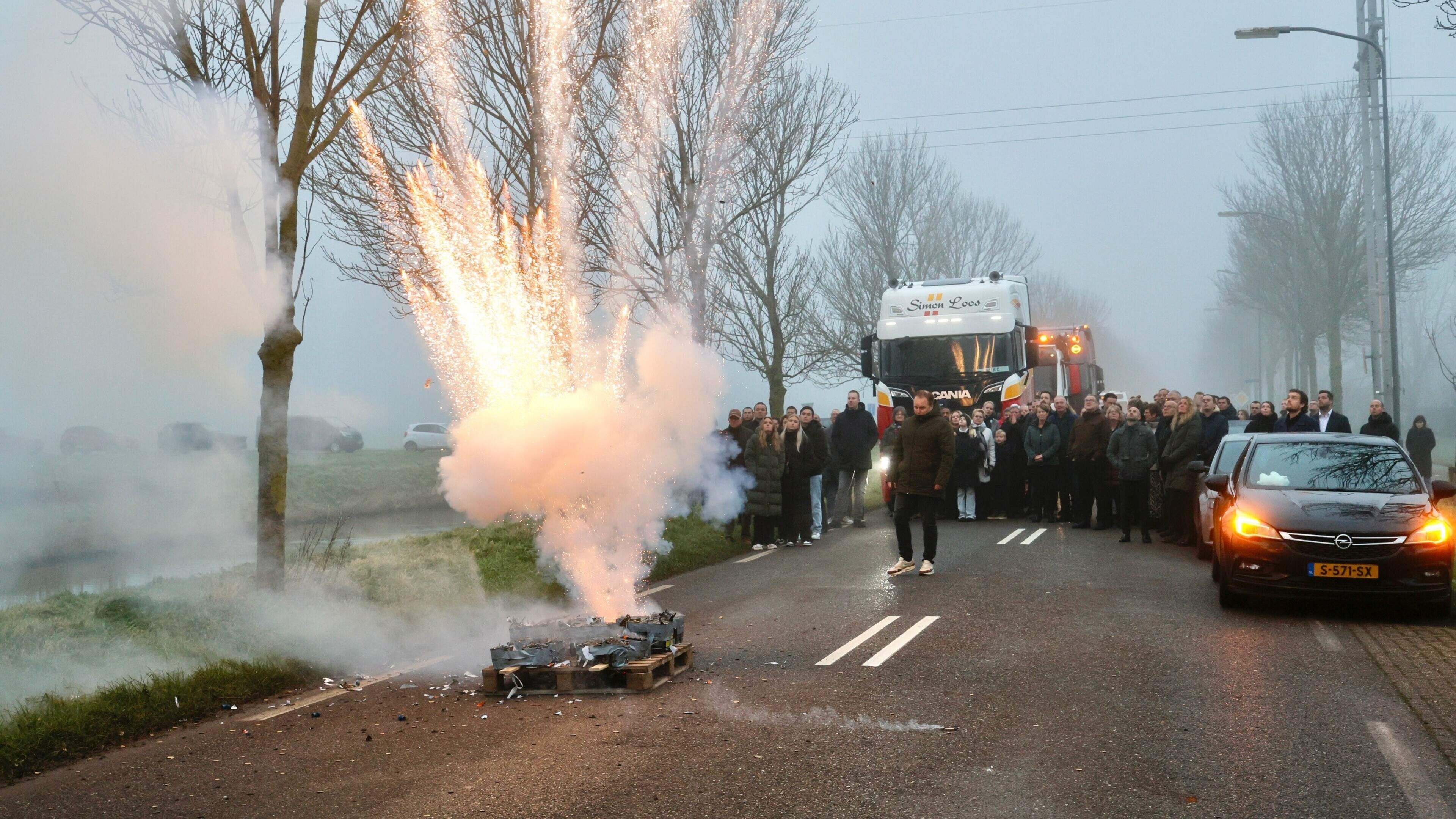 Vuurwerk en vrachtwagens bij eerbetoon aan 29-jarige Mike uit Wervershoof, die positief bleef tot he