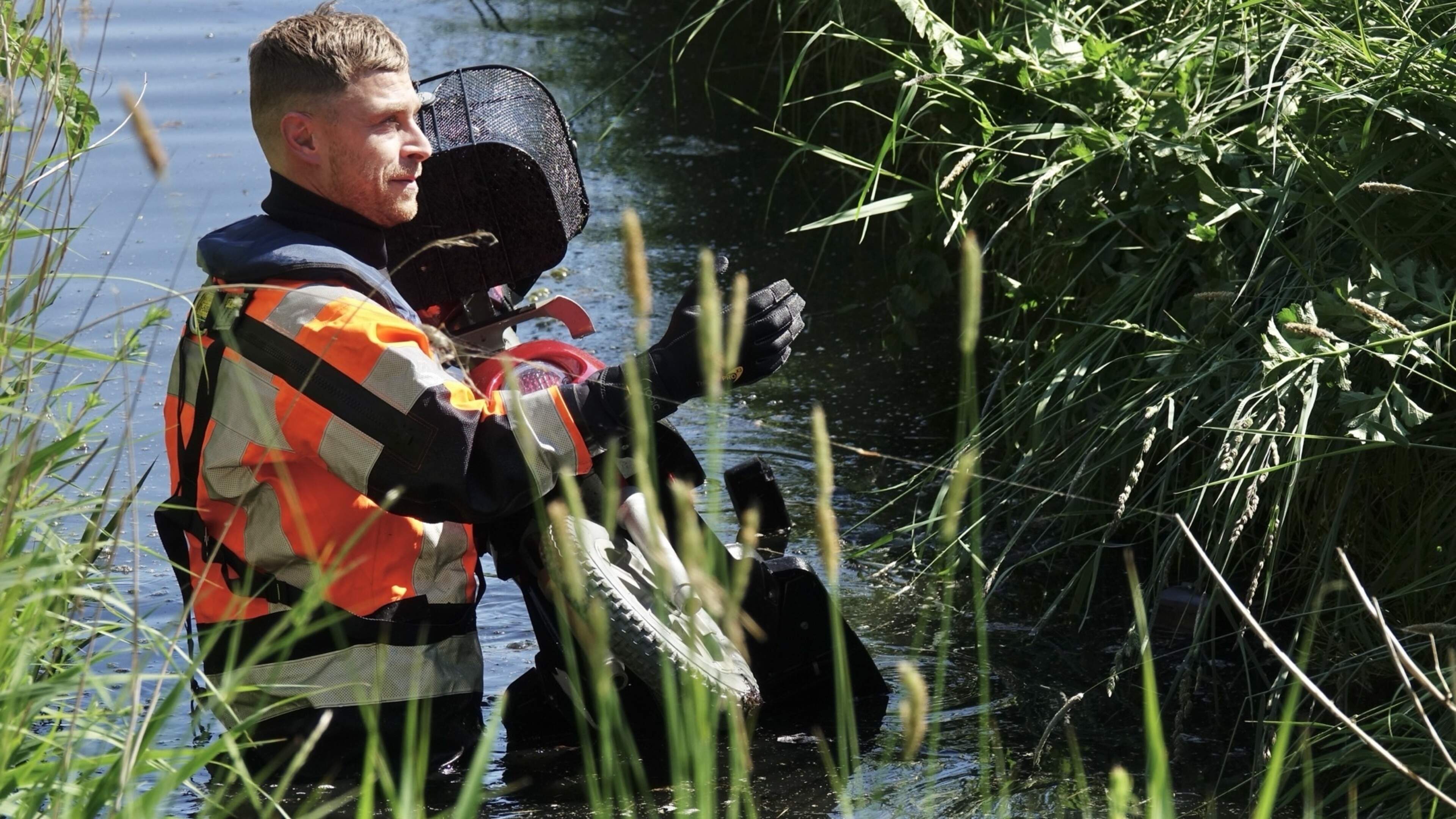 Man raakt met scootmobiel te water in Hippolytushoef