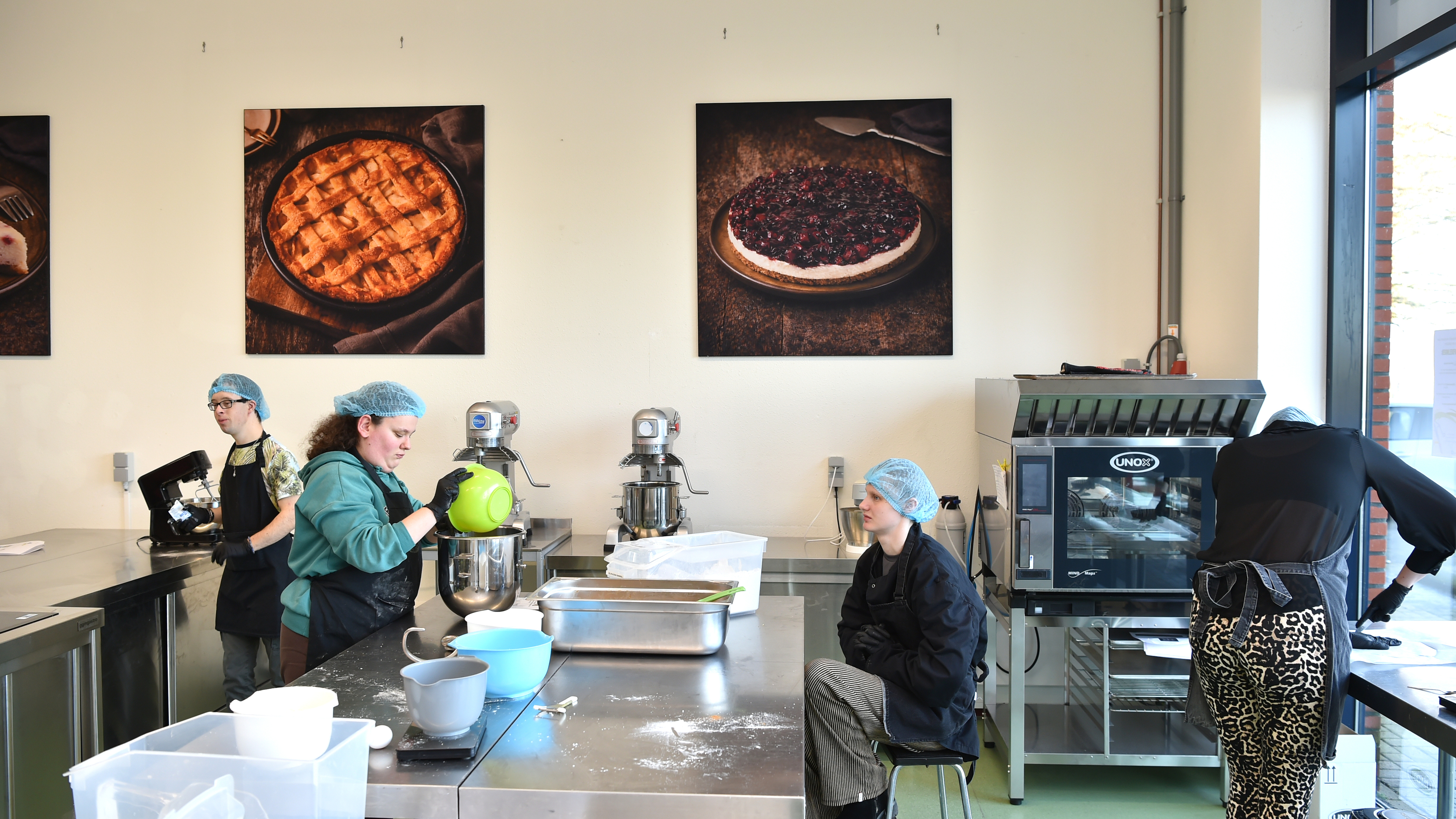 Anass (30) proudly gives tour of new day center WerkLokaal Heemskerk: 'We are all friends'