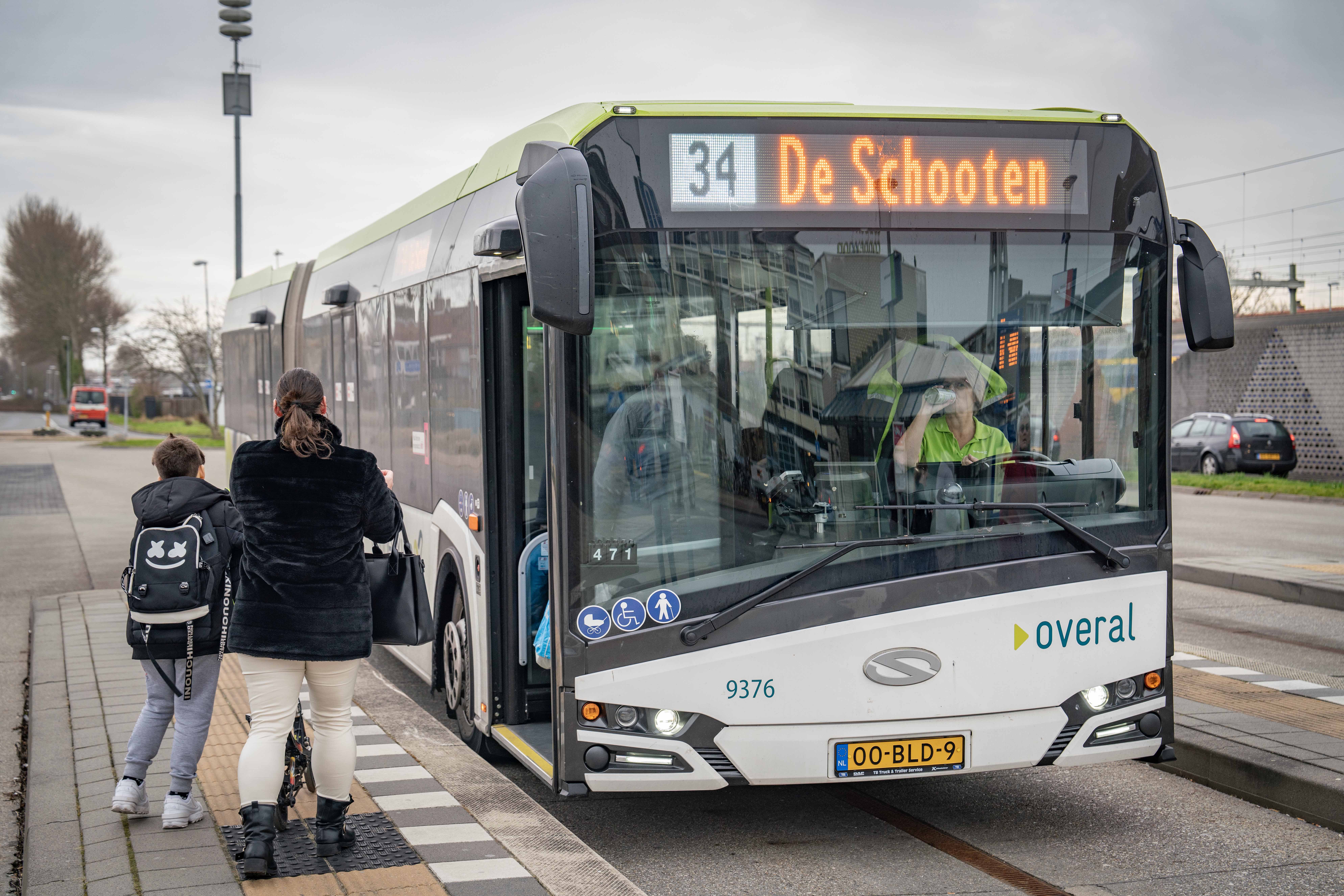 Forse kritiek op snijden in Helders busverkeer. ’Moeten we dan straks op het dak gaan zitten?!’