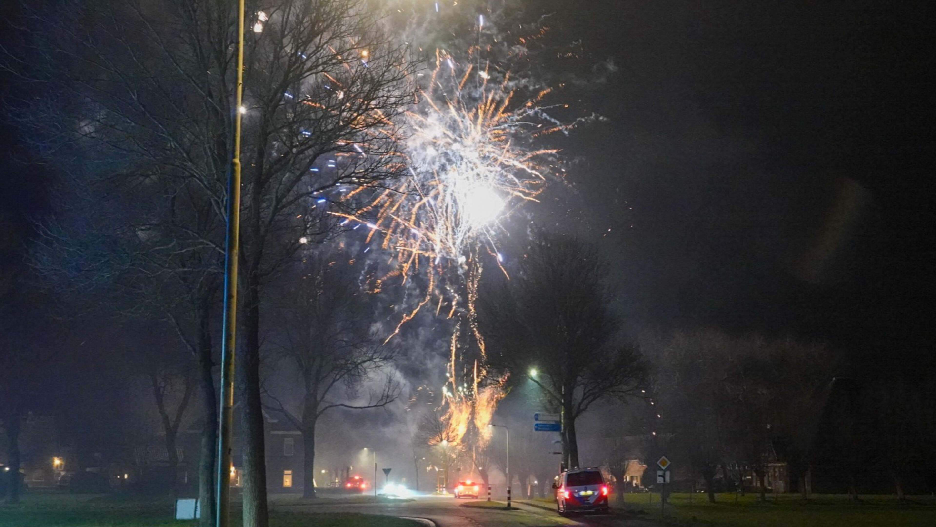 Vuurwerkshow in Ursem verloopt gemoedelijk, grote opkomst uit dorp