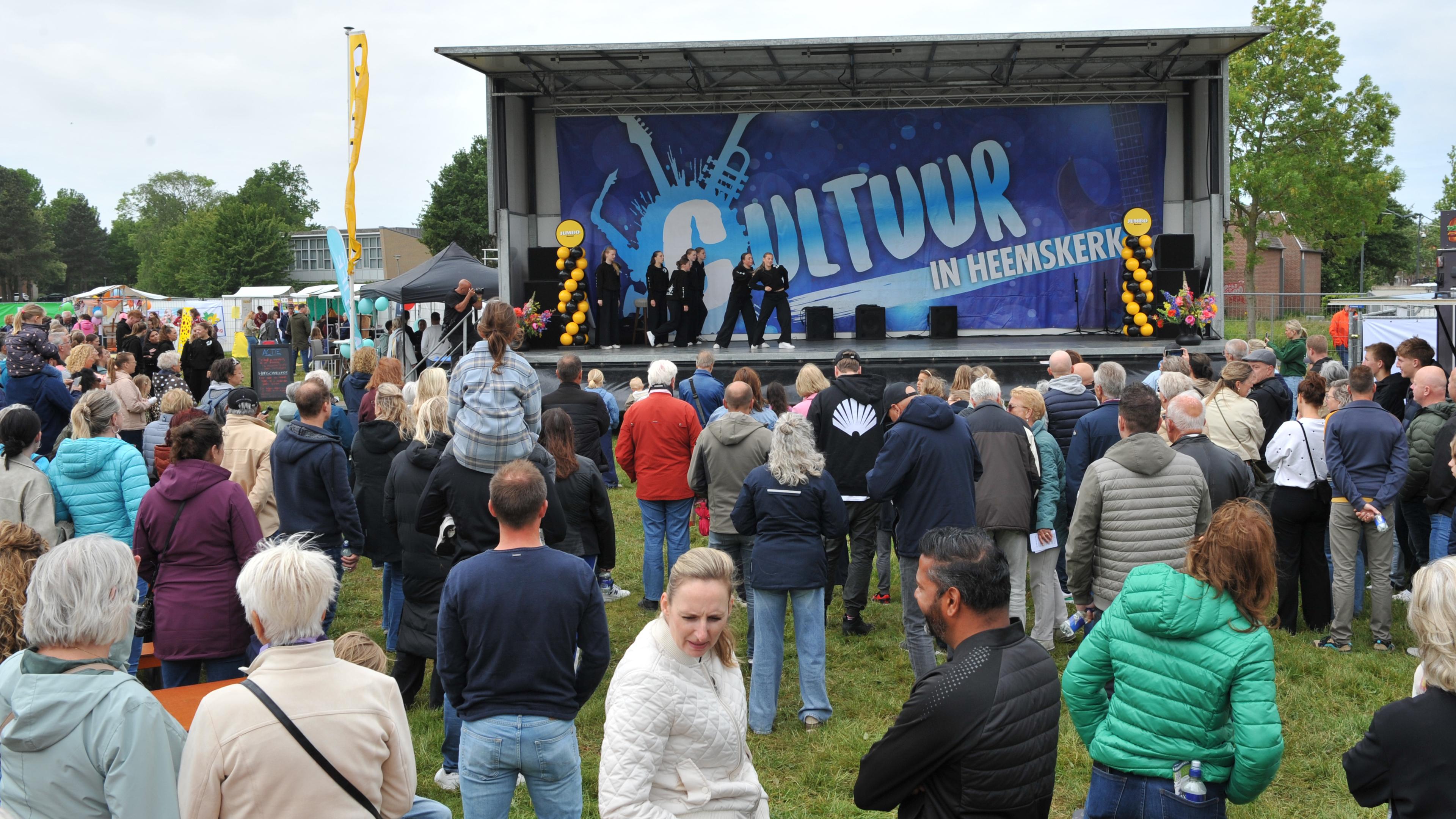 ’Het is hier altijd heel gezellig’. Bezoekers genieten van muziek, magie en spelletjes op het Heemsk
