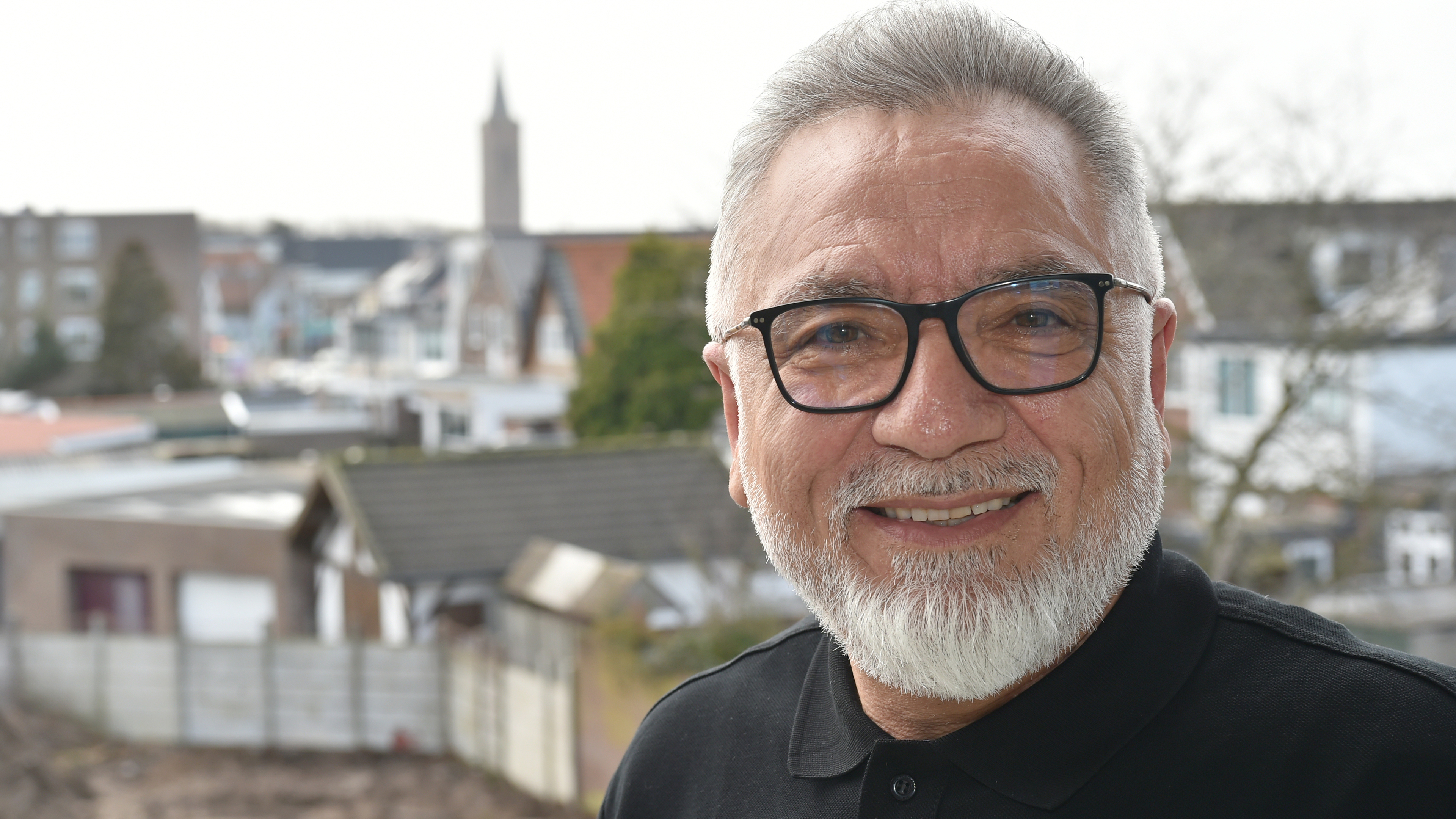 Bayram Gezer (61) combined 28 years of council work in Beverwijk with 41 years at Tata Steel: ‘To relax, I switched piles of paper’