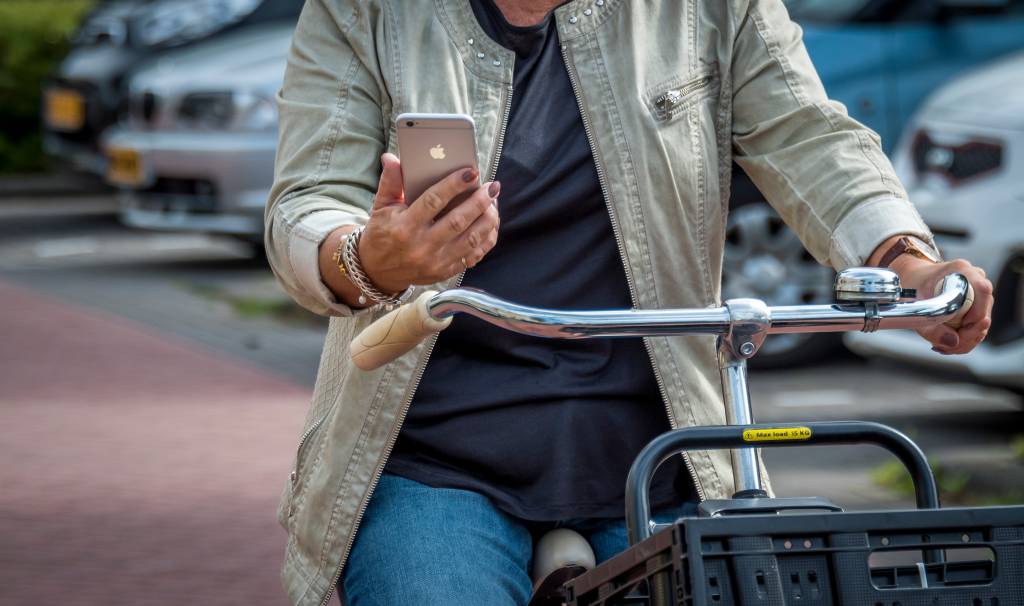 Sharp increase in fines for phone use while cycling; Beverwijk region accounts for over €104,000