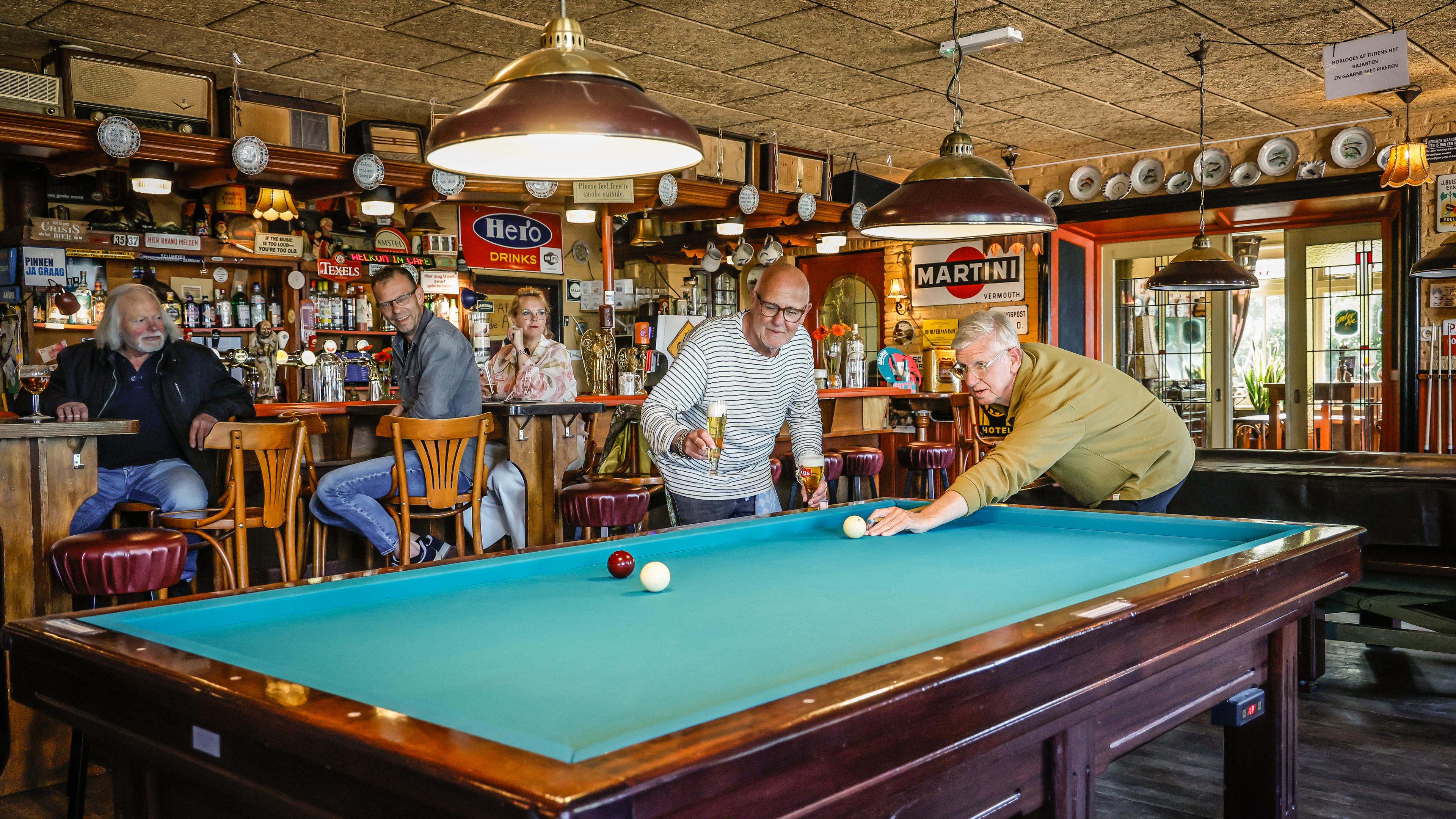 ’Het is niet het kleine café aan de haven, maar in de polder.’ De Ark in Zwaagdijk-Oost is een echt