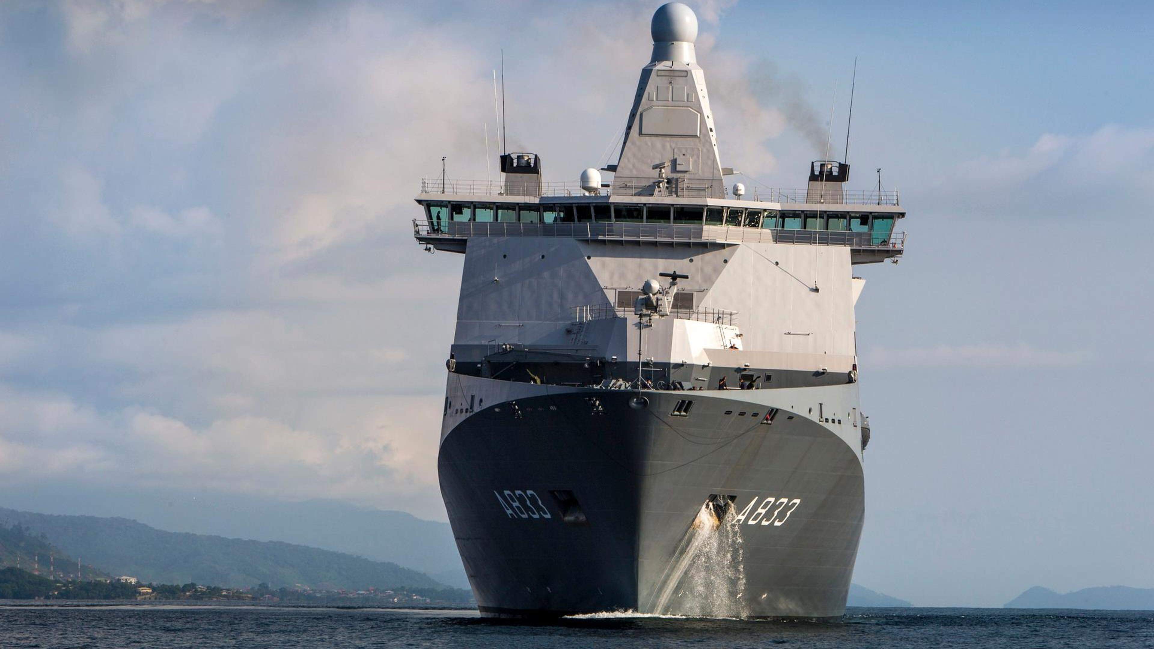 Zr.Ms. Karel Doorman levert hulp bij afwenden drone-aanval op Grieks ...