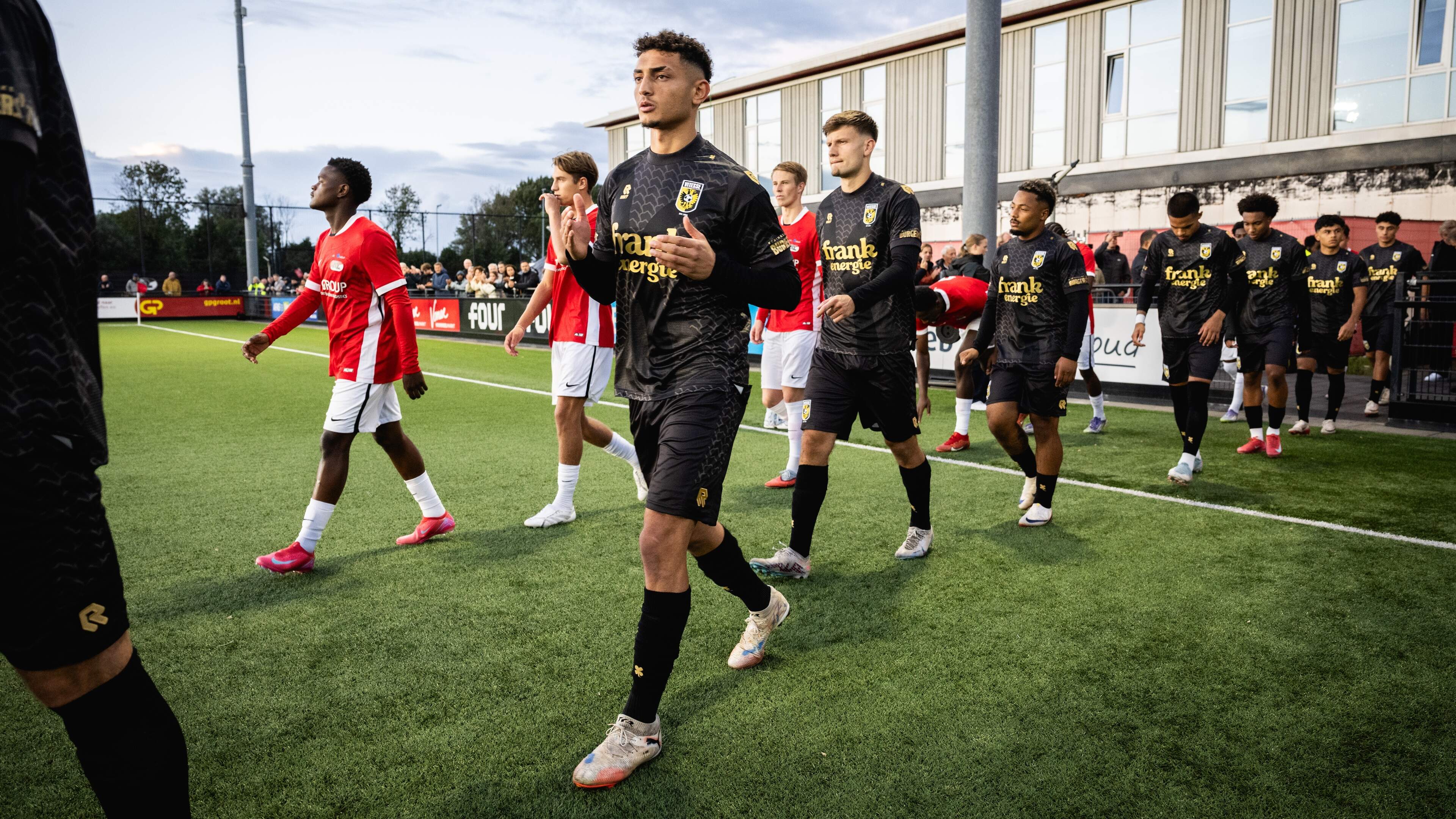 Dubbel feest bij Jong AZ - Vitesse in Wijdewormer. ’We zijn er weer!’