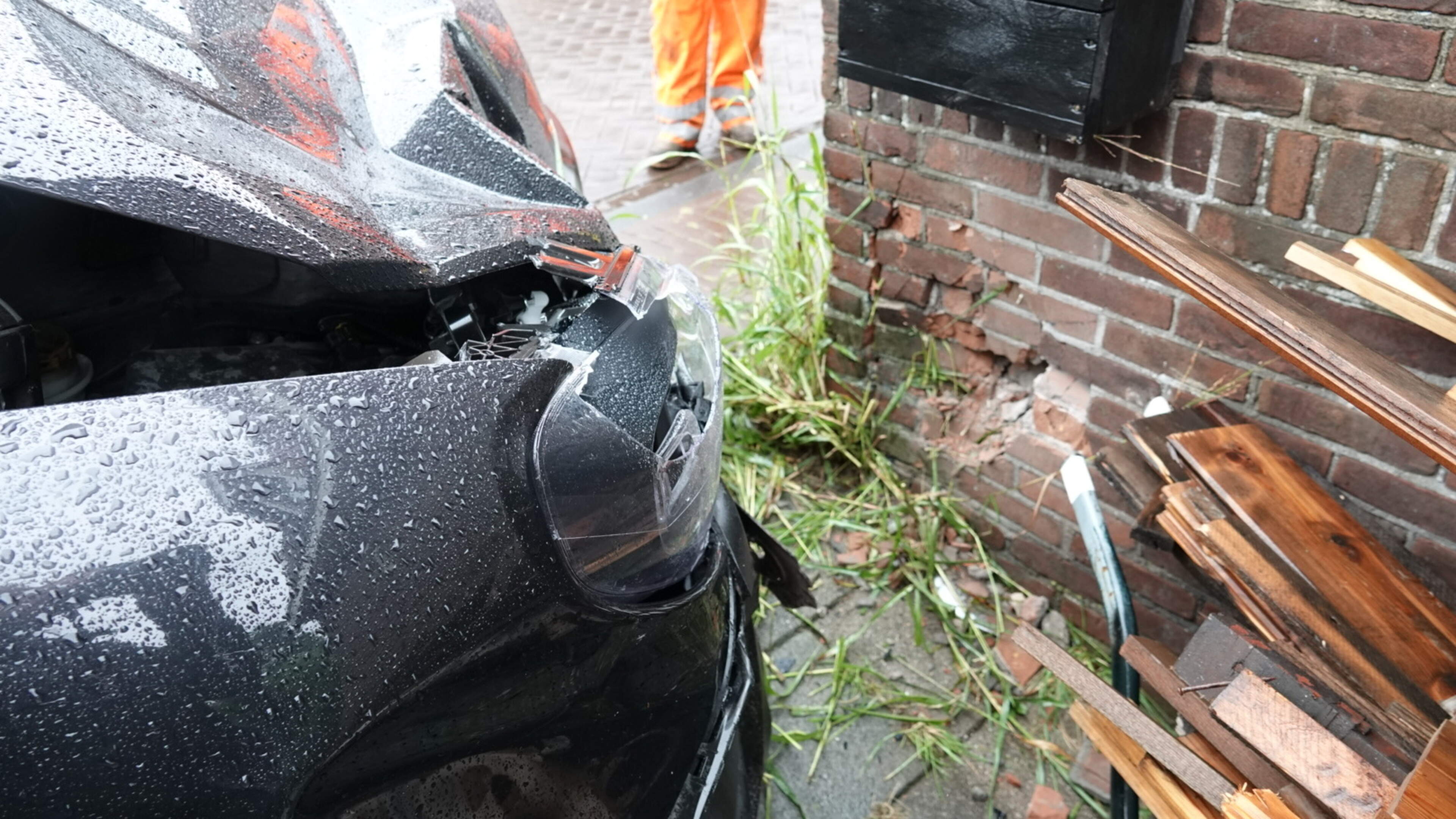 Bedrijfsbusje vliegt uit de bocht en knalt tegen woning in Westzaan