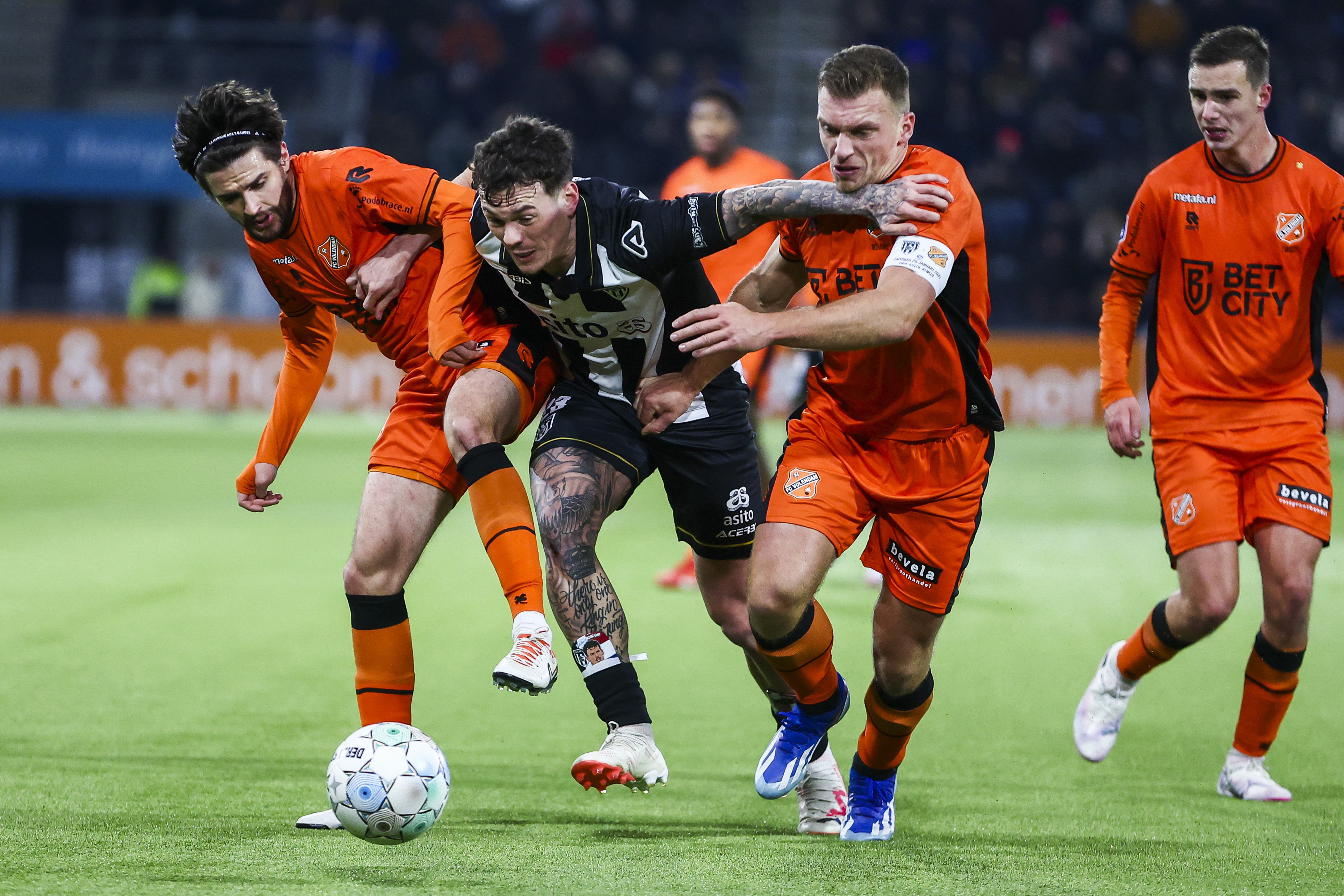 Spits Jizz Hornkamp uit De Rijp pakt binnen drie seconden een ’recordkaart’ én hij scoort tegen FC V