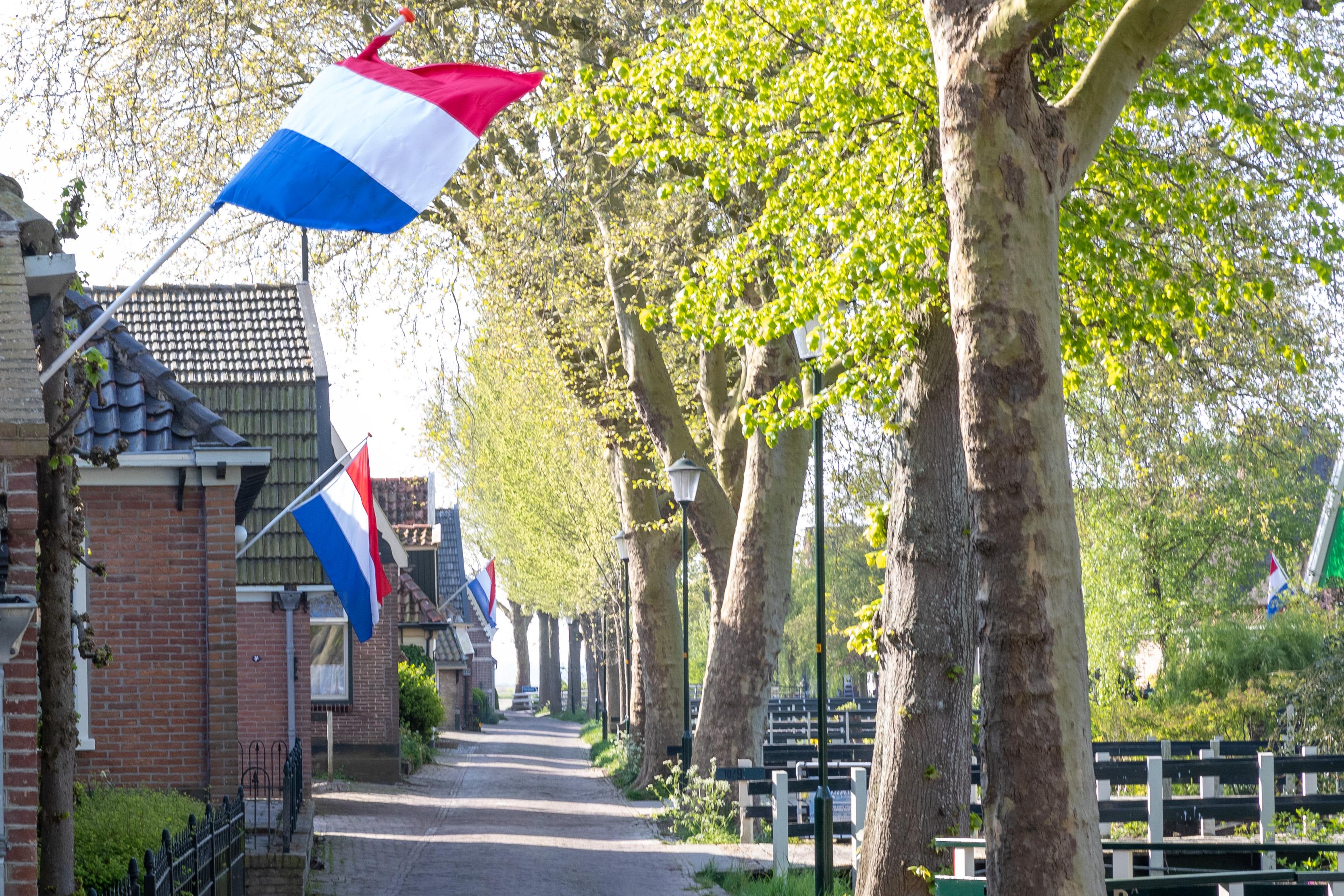 Lege straten, maar vlaggen wapperen in Oranjegezind Opperdoes