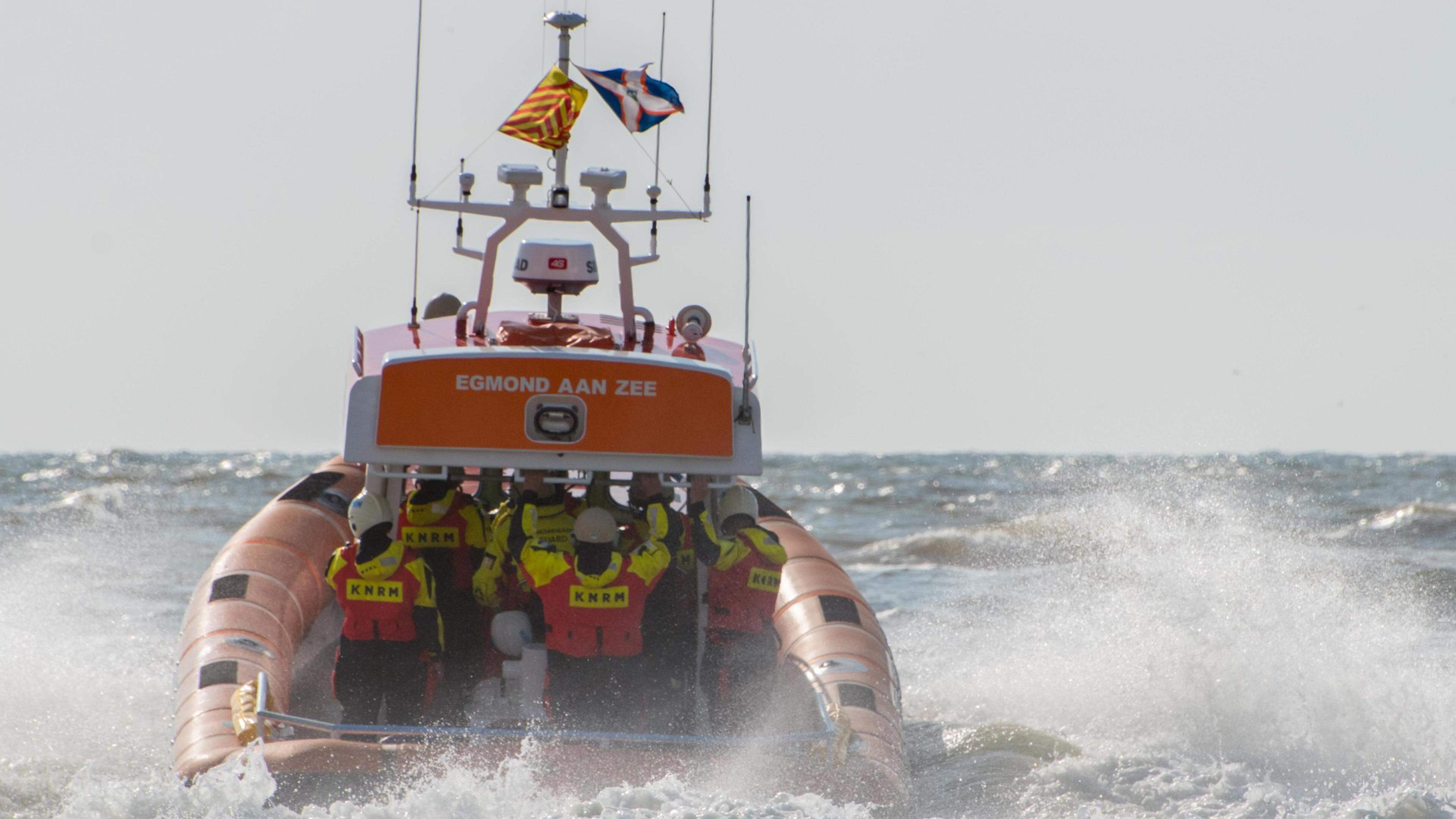 Vermiste wingfoiler na korte zoekactie veilig aangetroffen voor kust bij Bergen aan Zee