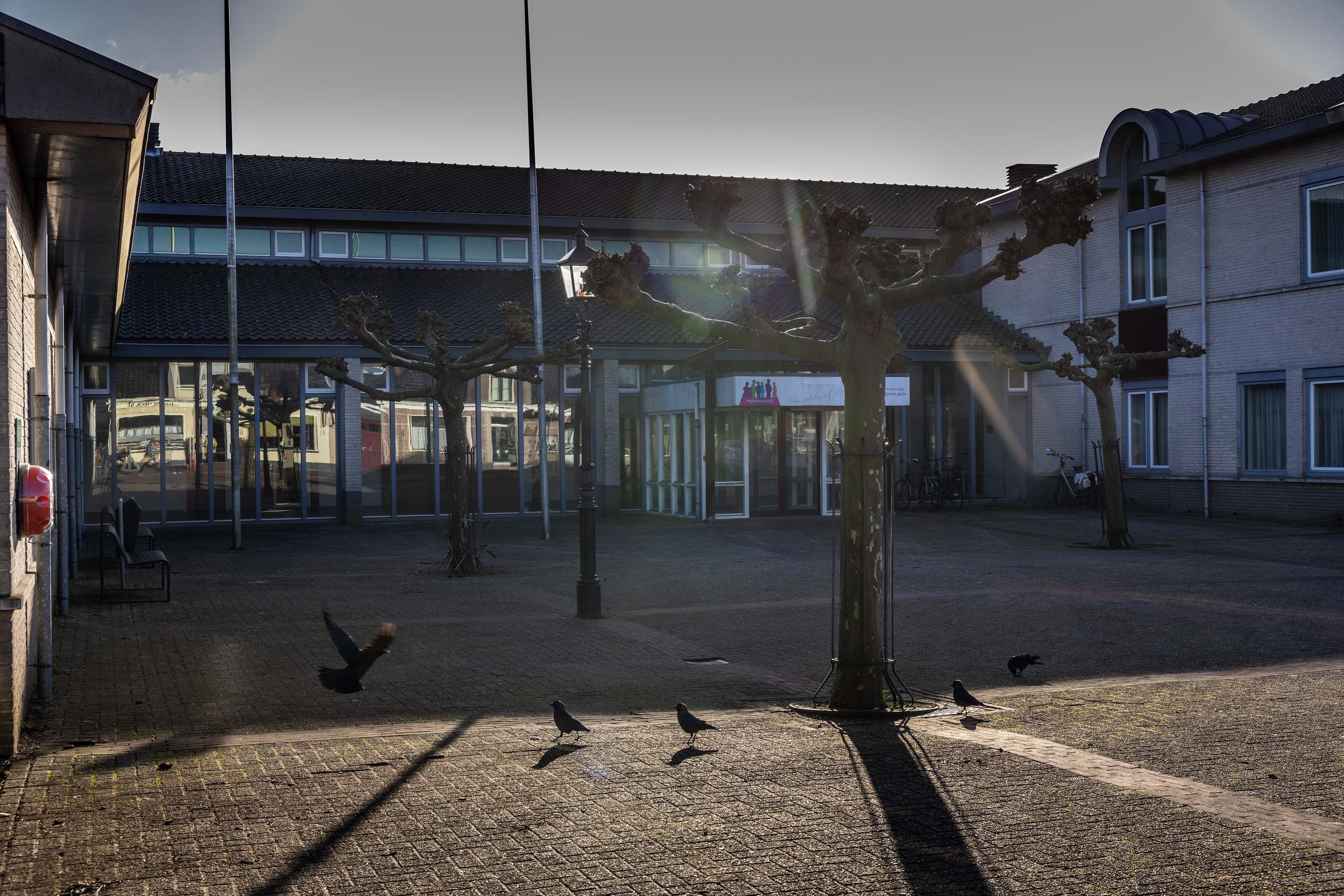 Gemeentehuis van Oosthuizen nog steeds de rotte kies van het dorp, al krijgt wel de pizzeria die and