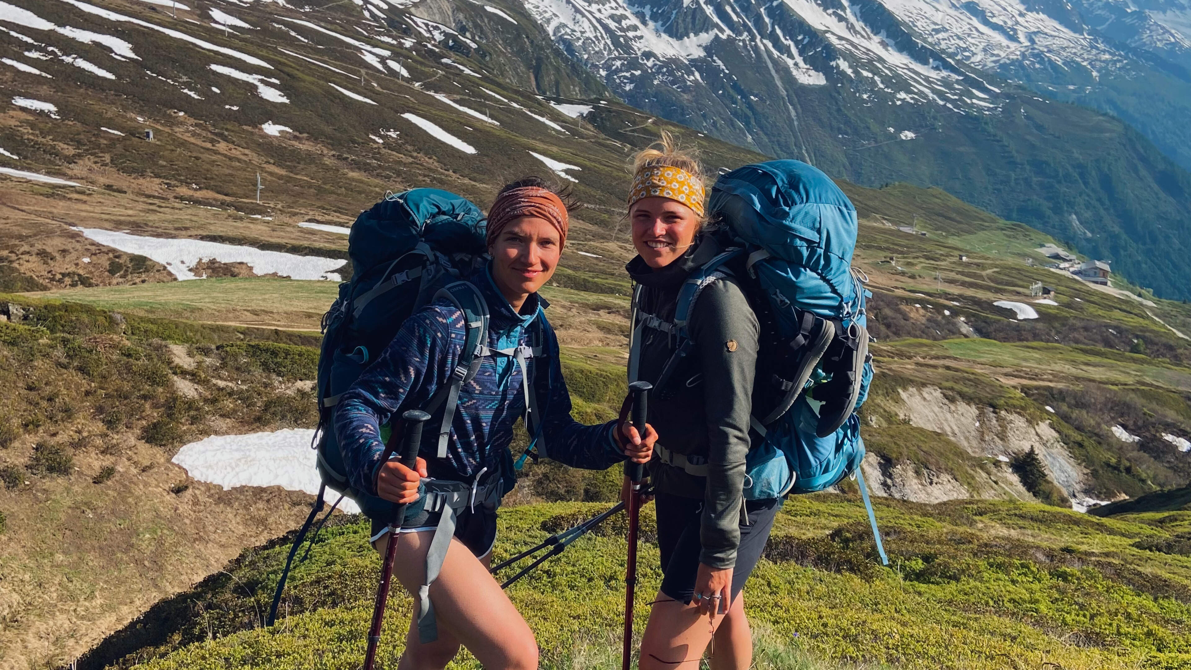Through the wilderness, Sara (31) and Anne (26) follow the traveler's path: 'Together we can hang on one rope'