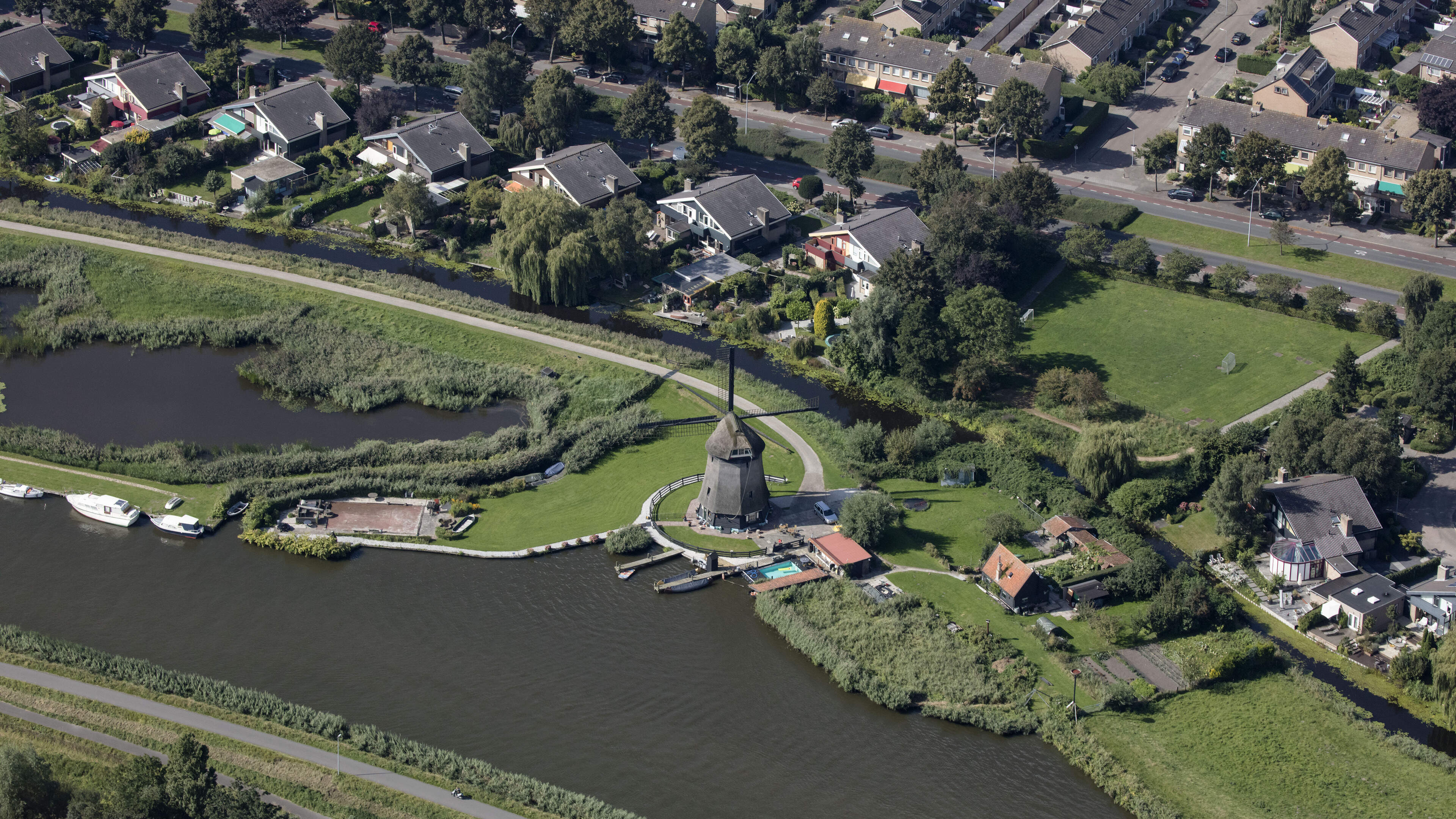 Restauratie van kenmerkend wiekenkruis Ambachtsmolen in Oudorp laat op zich wachten. Scheurvorming i