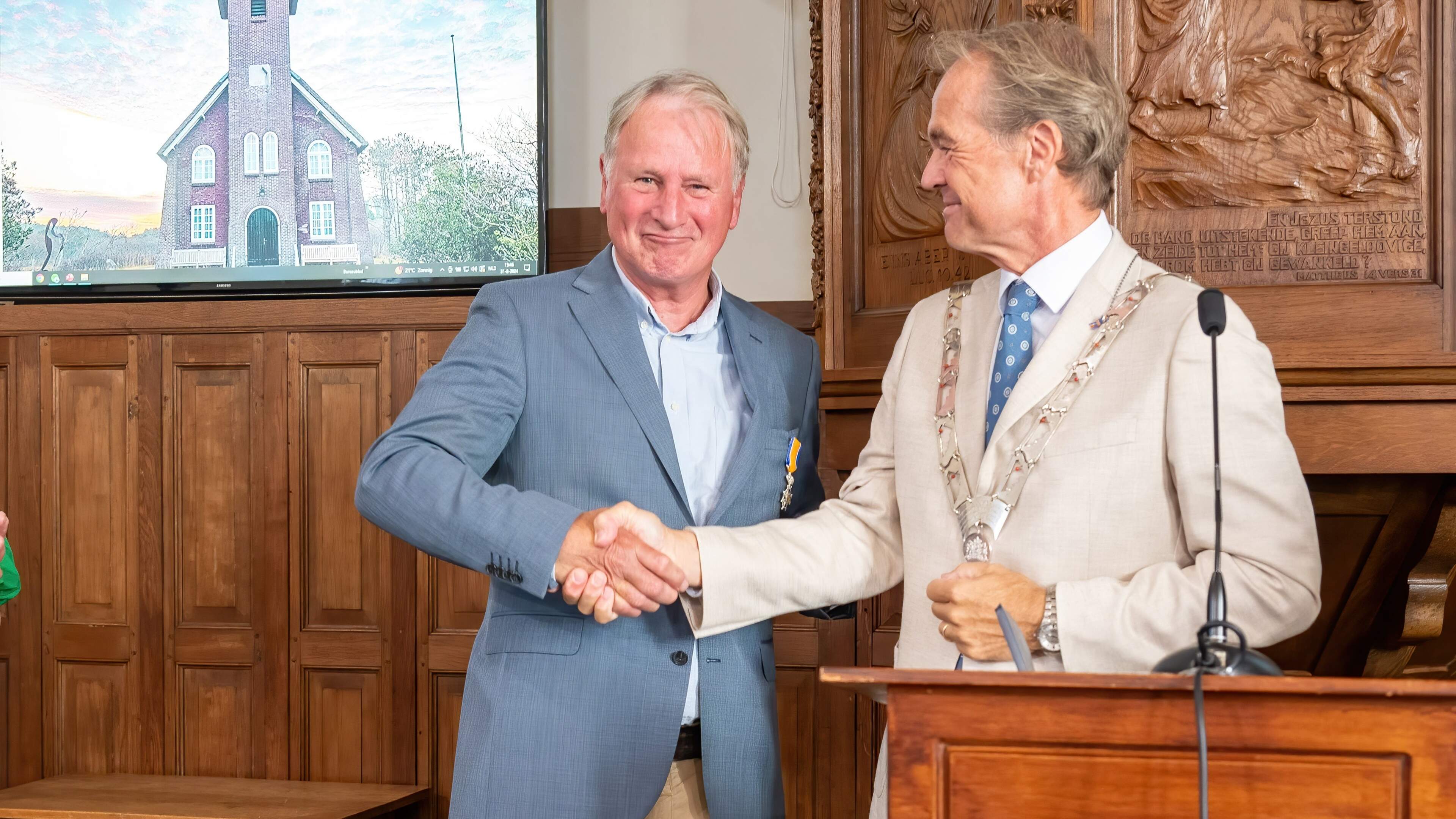 Dick Sluis onderscheiden in opgefrist Vredeskerkje Bergen aan Zee