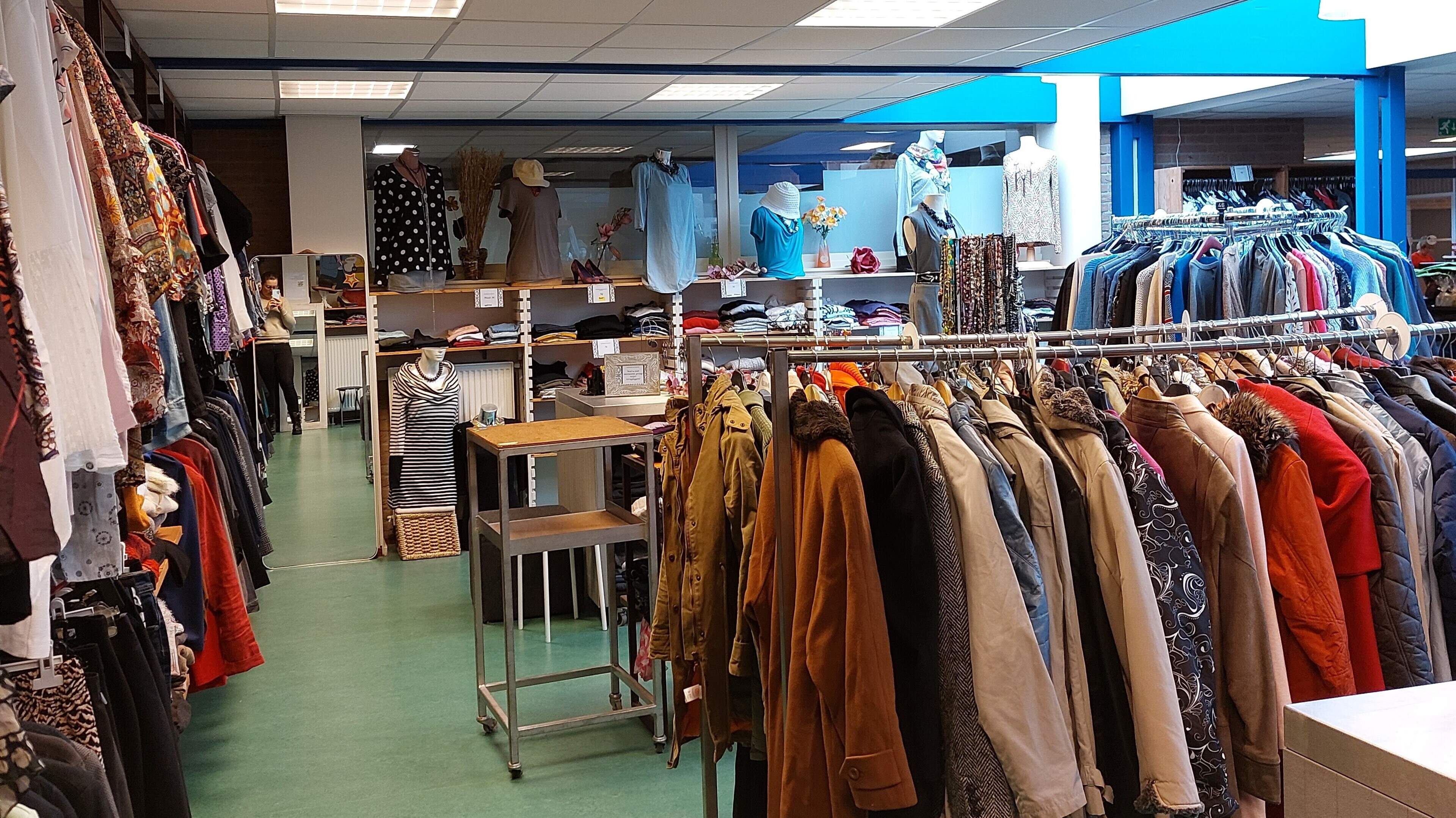 Nog een keer snuffelen bij Kledingbank Noord-Holland Noord op allerlaatste verkoopdag. ‘Onze 1100 le