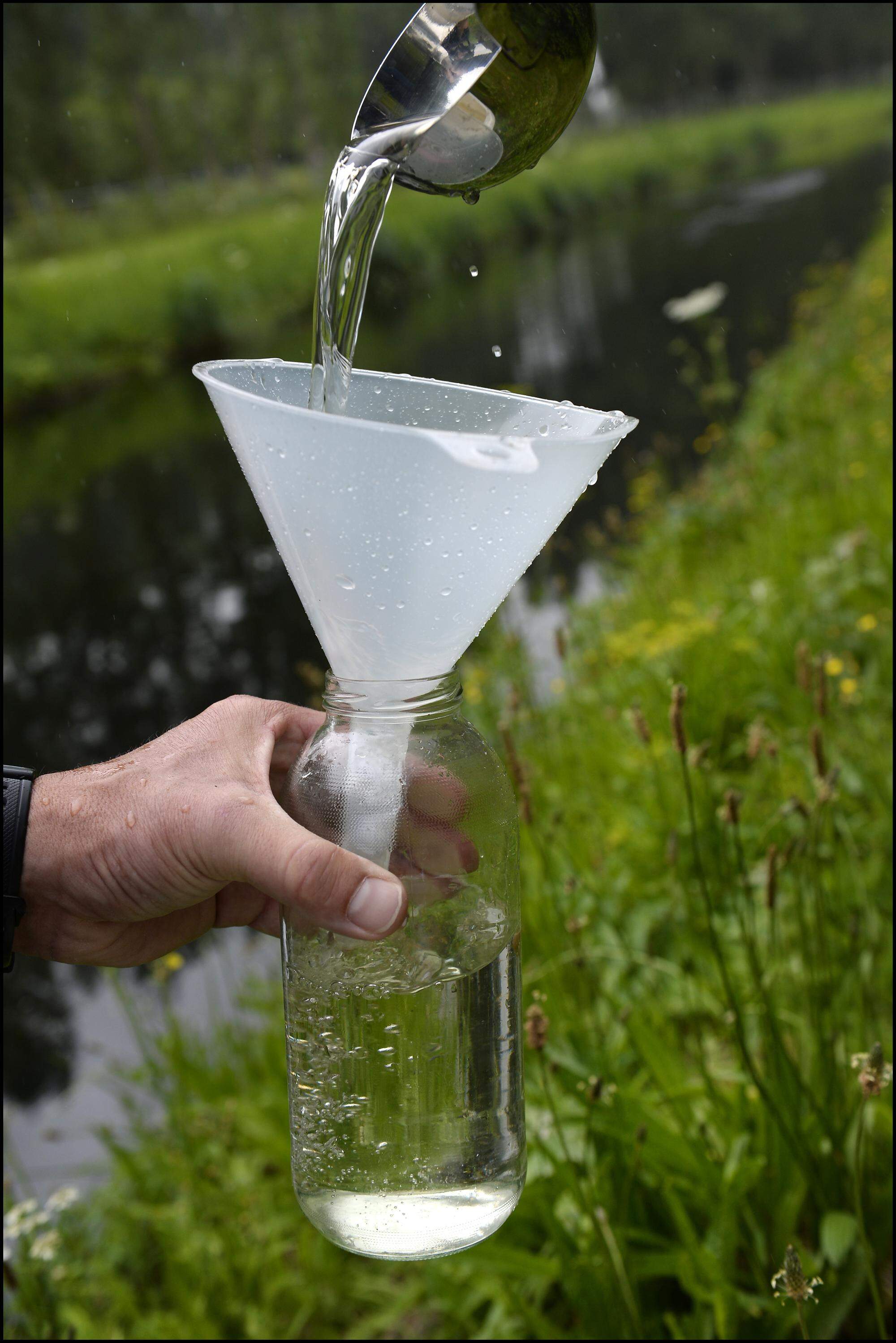 Er wordt een watermonster genomen.