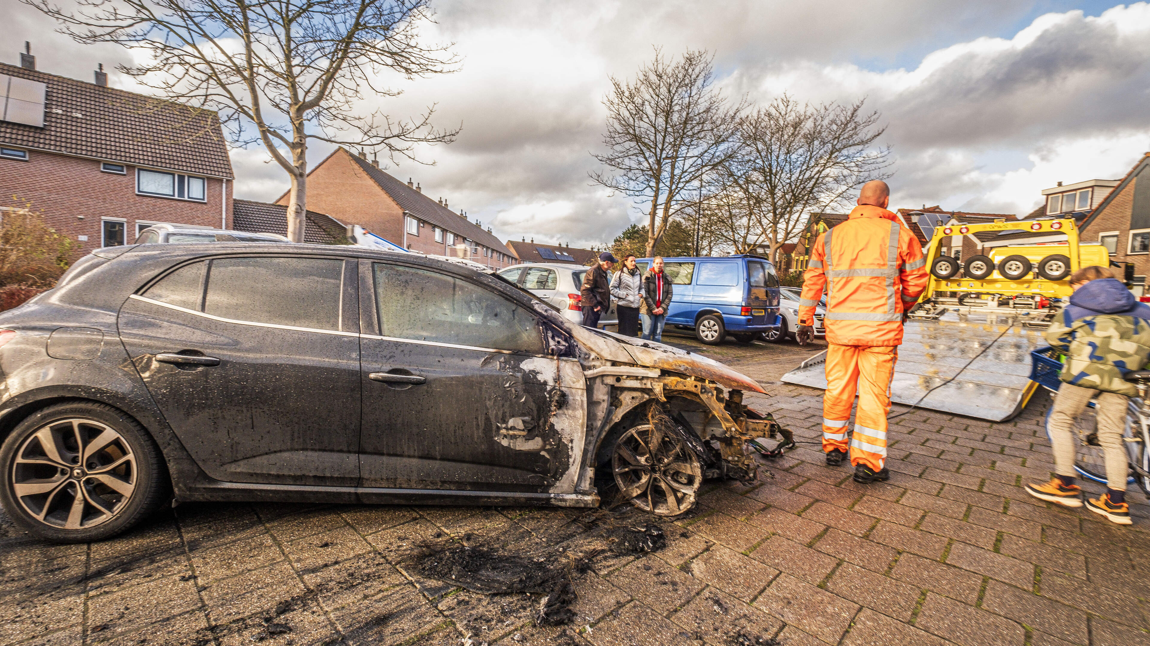 Twee voertuigen verwoest, één gesmolten. Forensische opsporing vermoedt