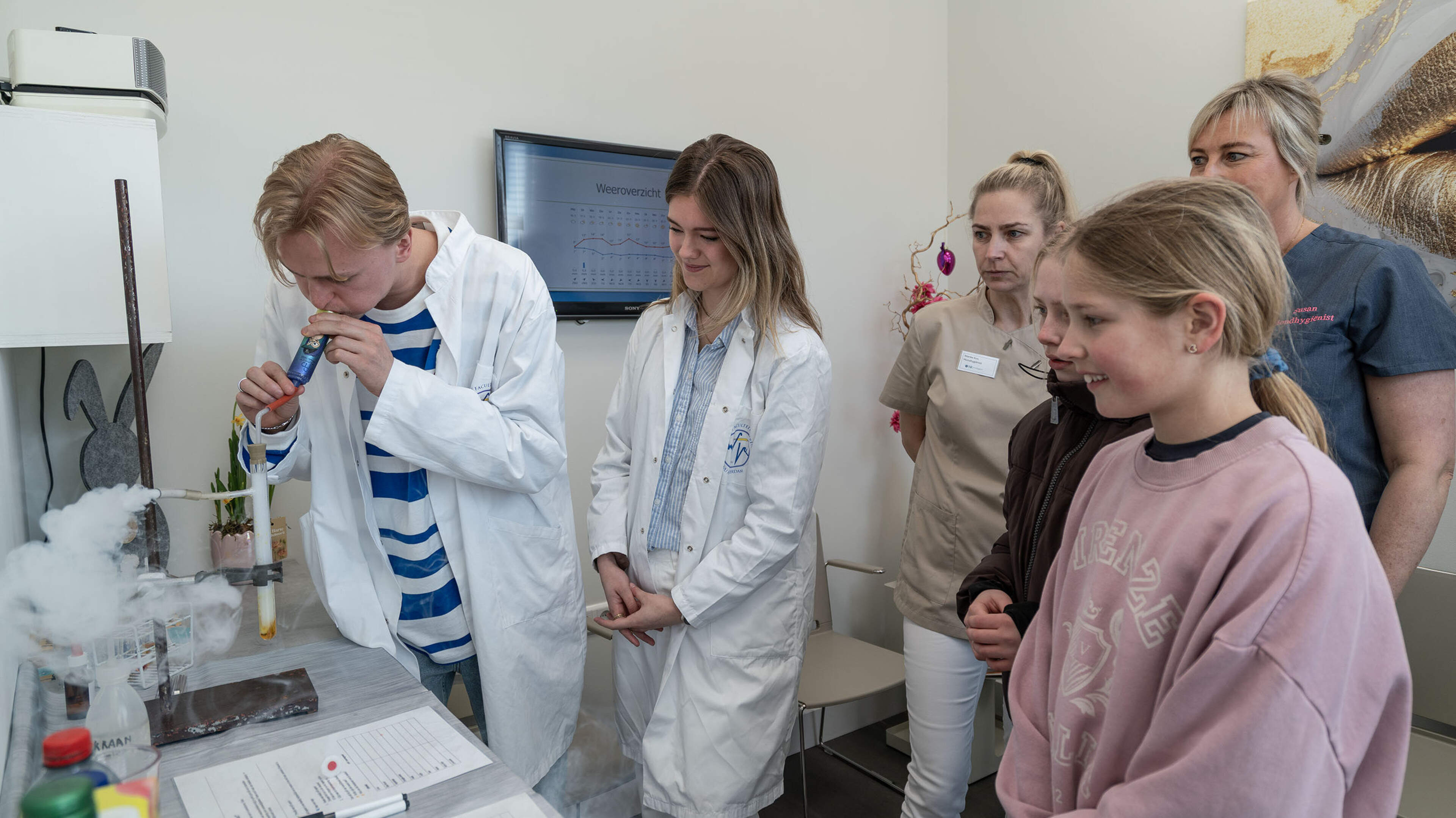 Acidic mouth from vaping: E-cigarettes cause dental damage in addition to nicotine addiction and lung problems