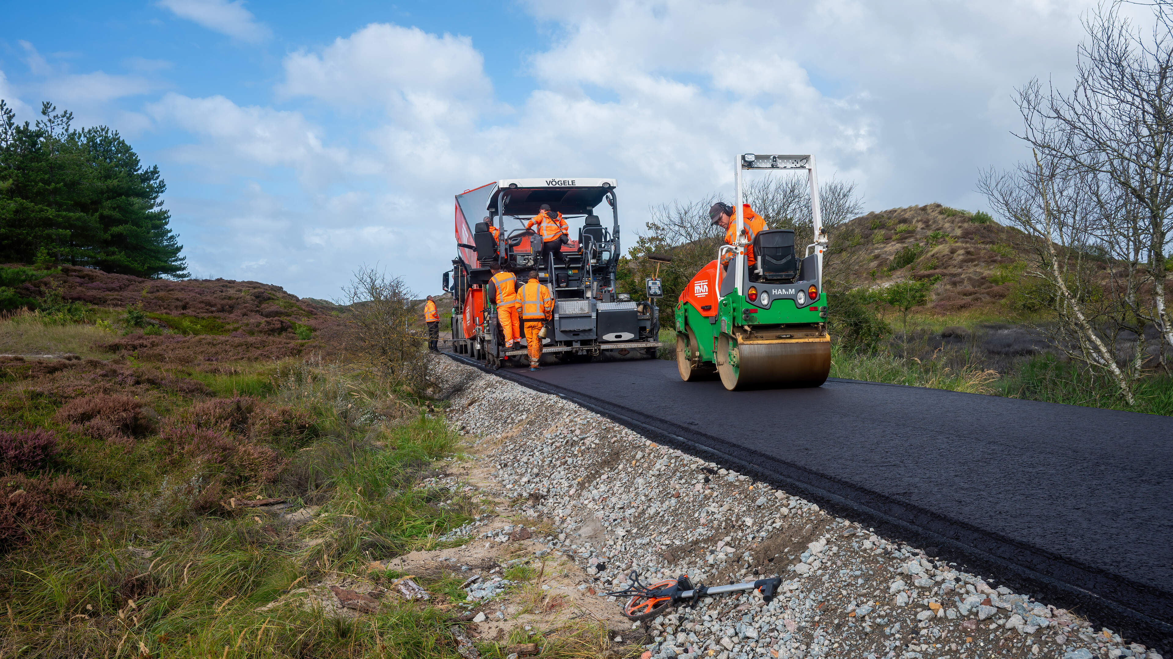 De Schoorlse Zeeweg door de duinen ligt straks hoger en rijdt soepeler: het werk is begonnen