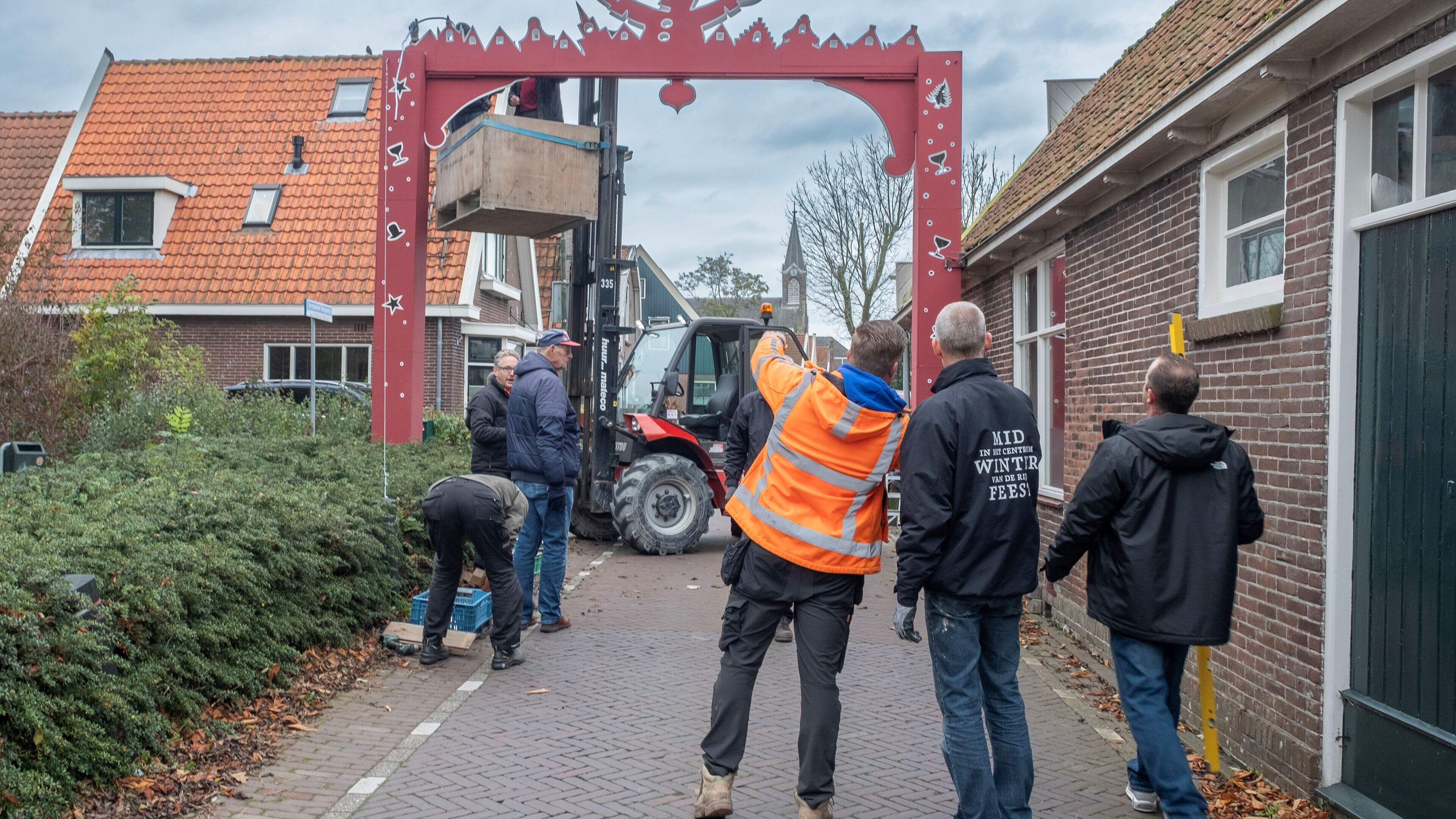 Voorpret voor Midwinterfeest. Enorme toegangspoorten op hun plek gezet