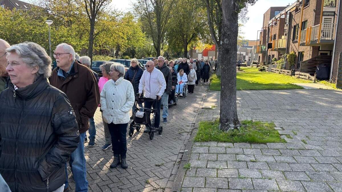 Hundreds line up for free flu shots at De Blije Mare, NH Dagblad