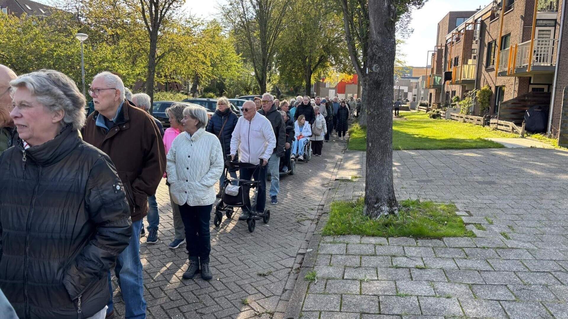 Een lange rij wachtenden voor De Blije Mare voor een griep- en/of een pneumokokkenprik.