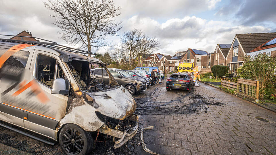 Twee voertuigen verwoest, één gesmolten. Forensische opsporing vermoedt