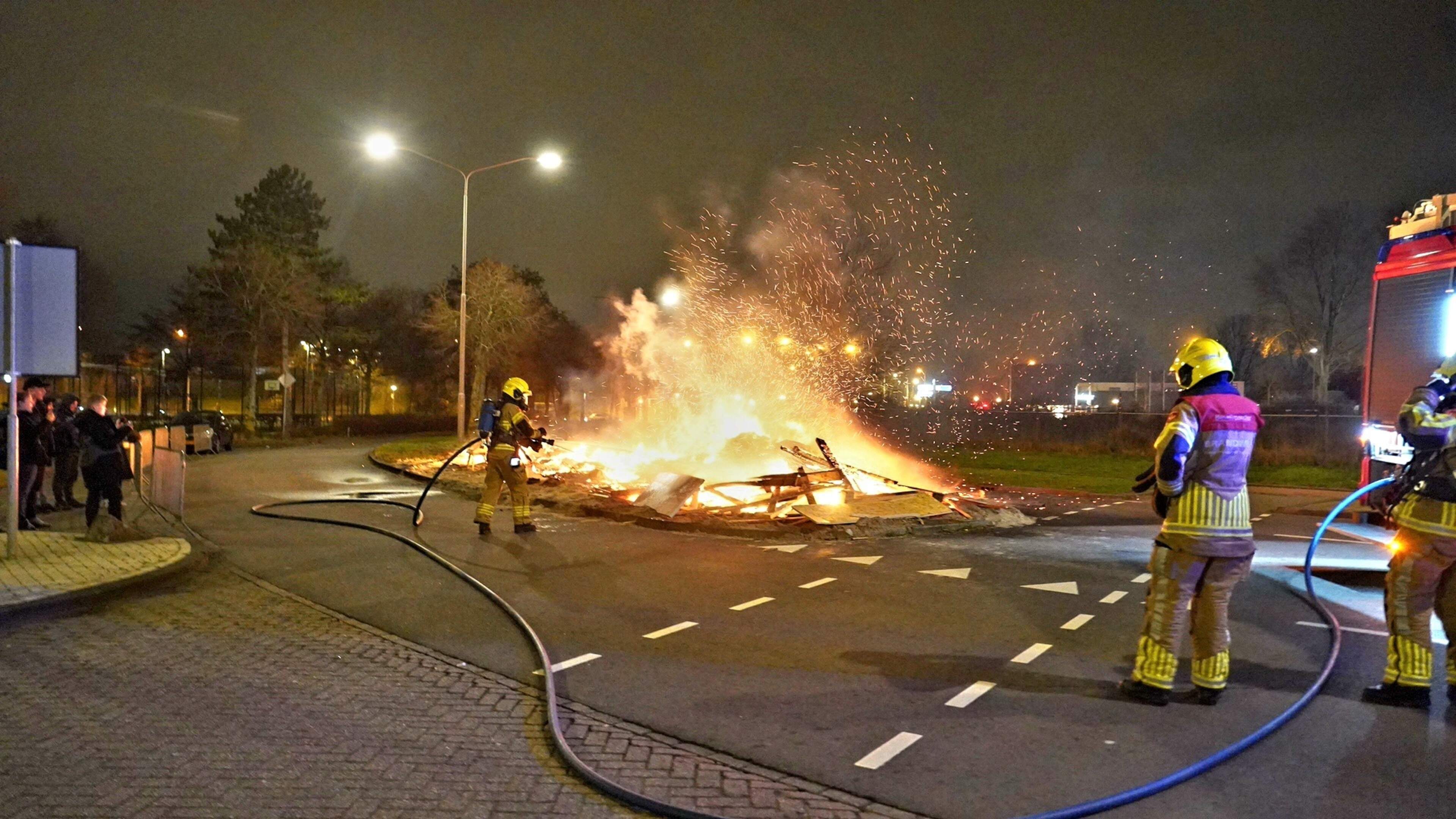 Brandweer blust vreugdevuur Oudorp. Te gevaarlijk door de wind