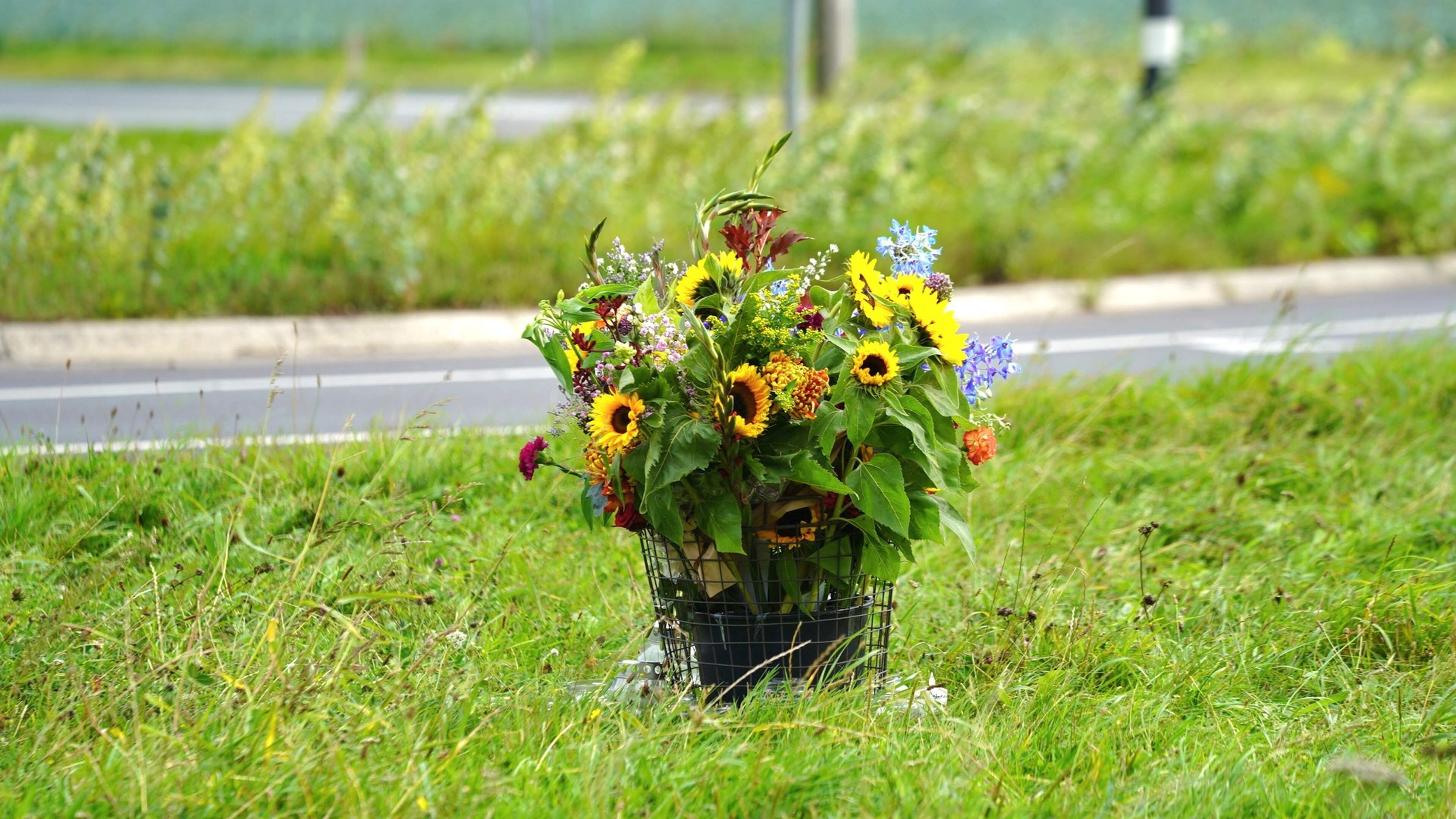 Bloemen voor overleden 22-jarige Warmenhuizer na dodelijk ongeval Oudkarspel