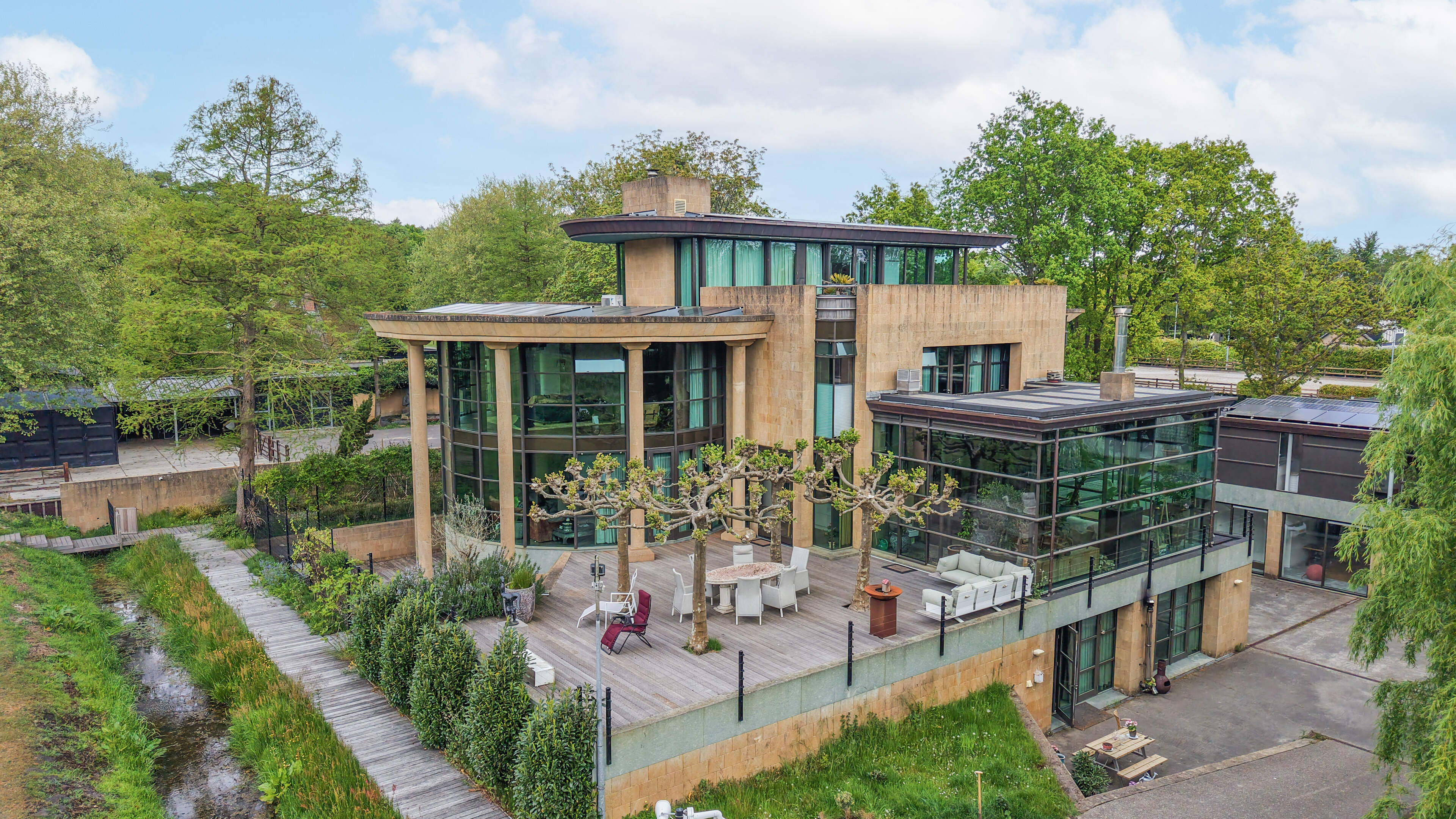 Een villa van 6,25 miljoen euro. Even gluren? Een kijkje in ’Dallas’ bij de duinen