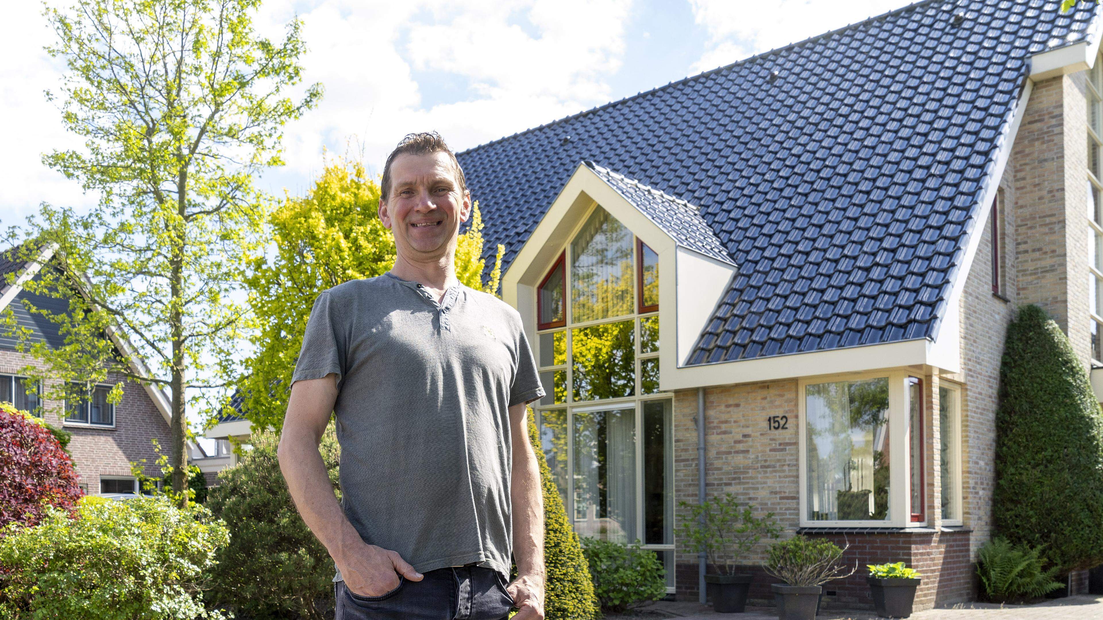 Sam (57) bouwde eigenhandig zijn huis in De Draai en hoeft niet meer weg: ’Onze dochters zijn echte