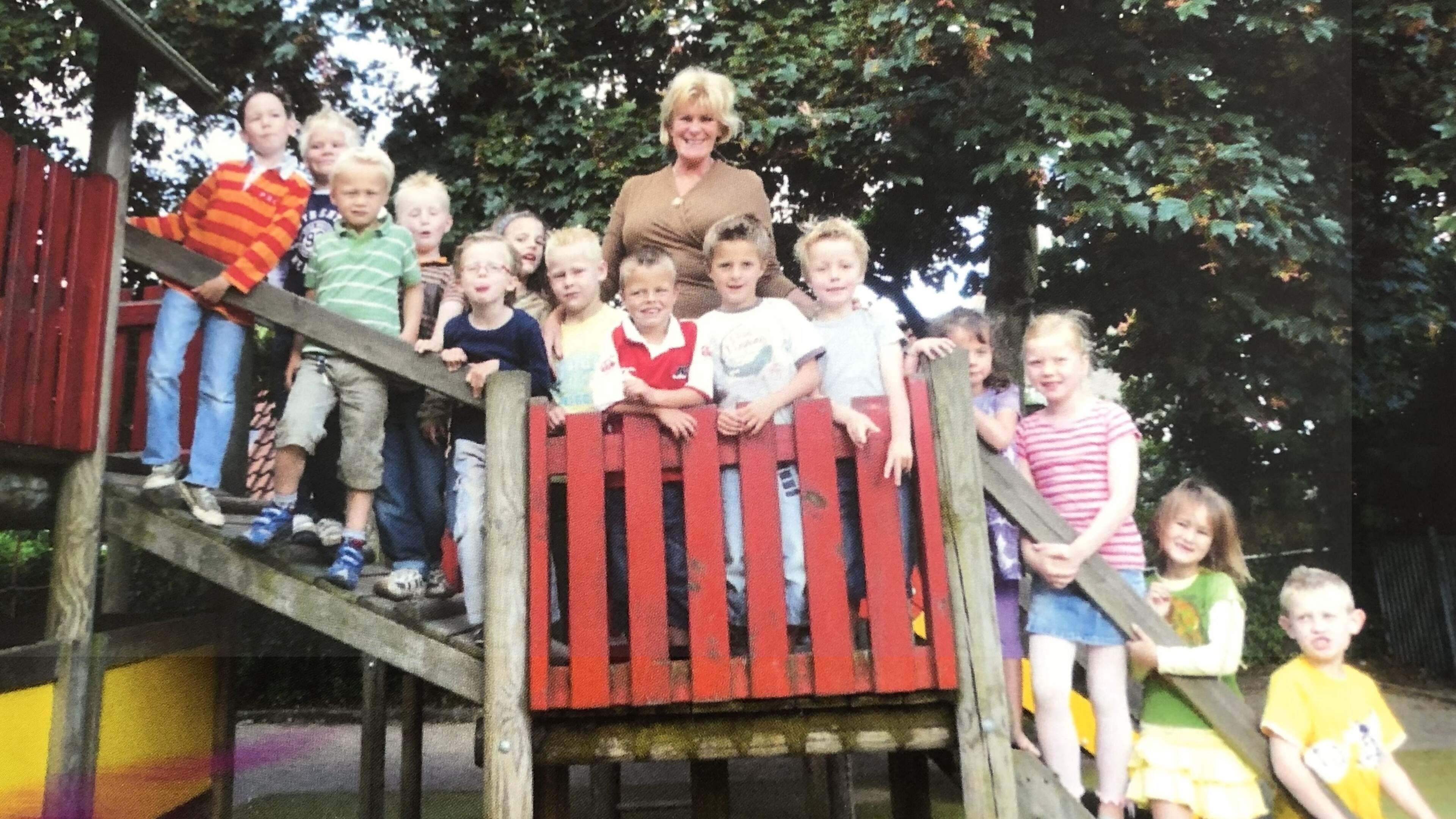 Juf Marjoke (1947-2025) kon goed knutselen, maar was ook een feestganger. ’Ze was soms zo gek als ee