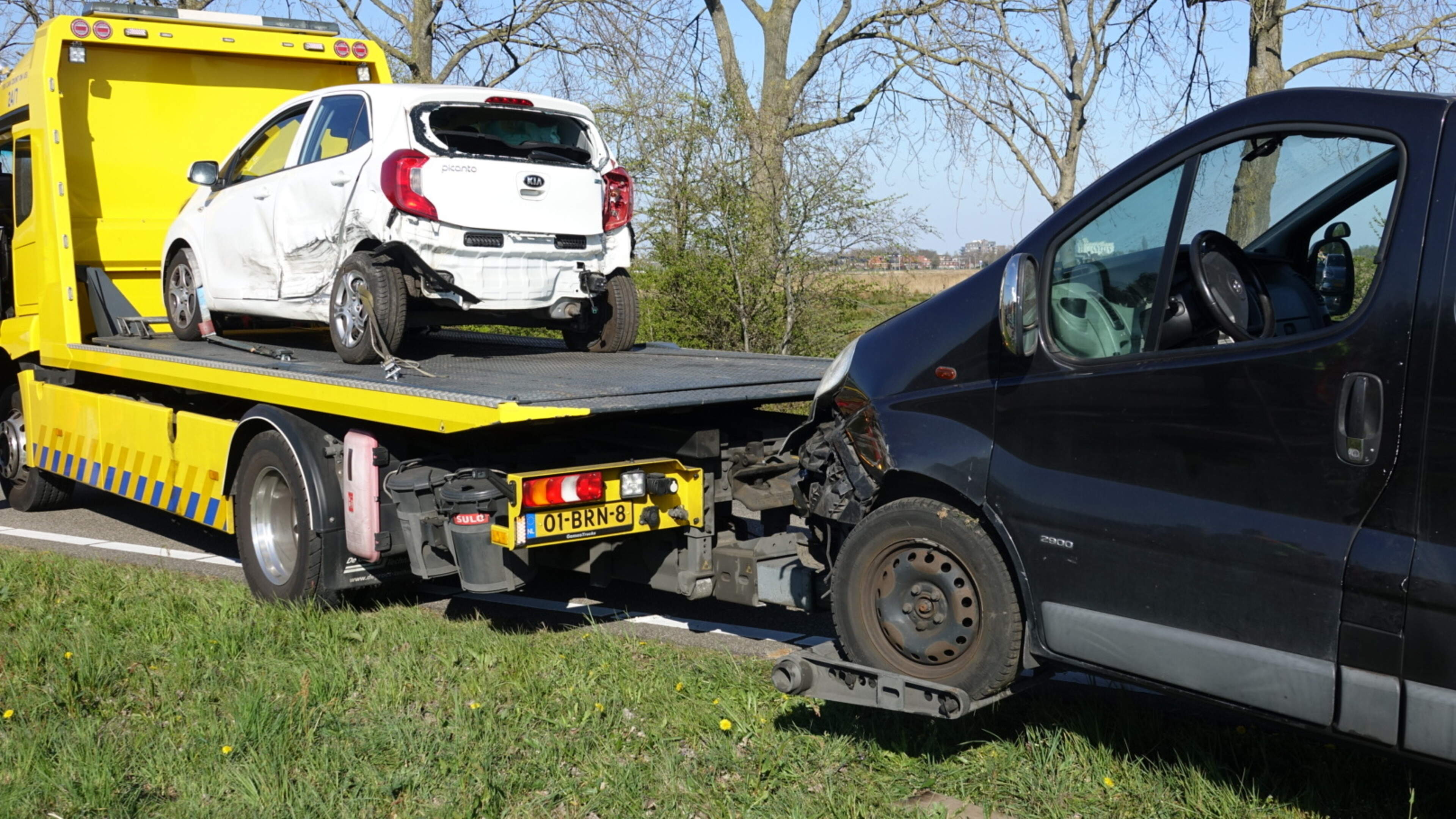 File, schade en een gebroken lantaarnpaal bij botsing op N246 bij Wormerveer