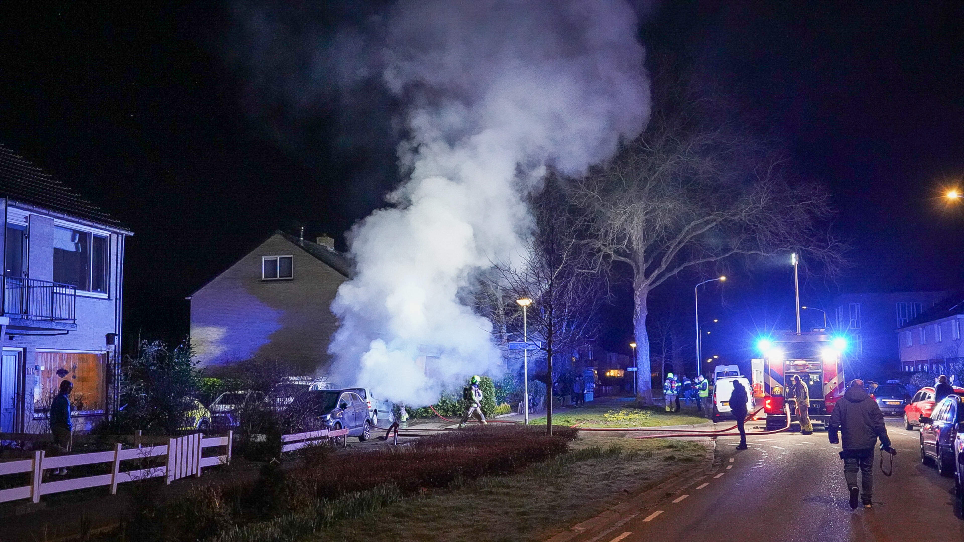 Busje en auto in brand op parkeerplaats bij woning in Bovenkarspel