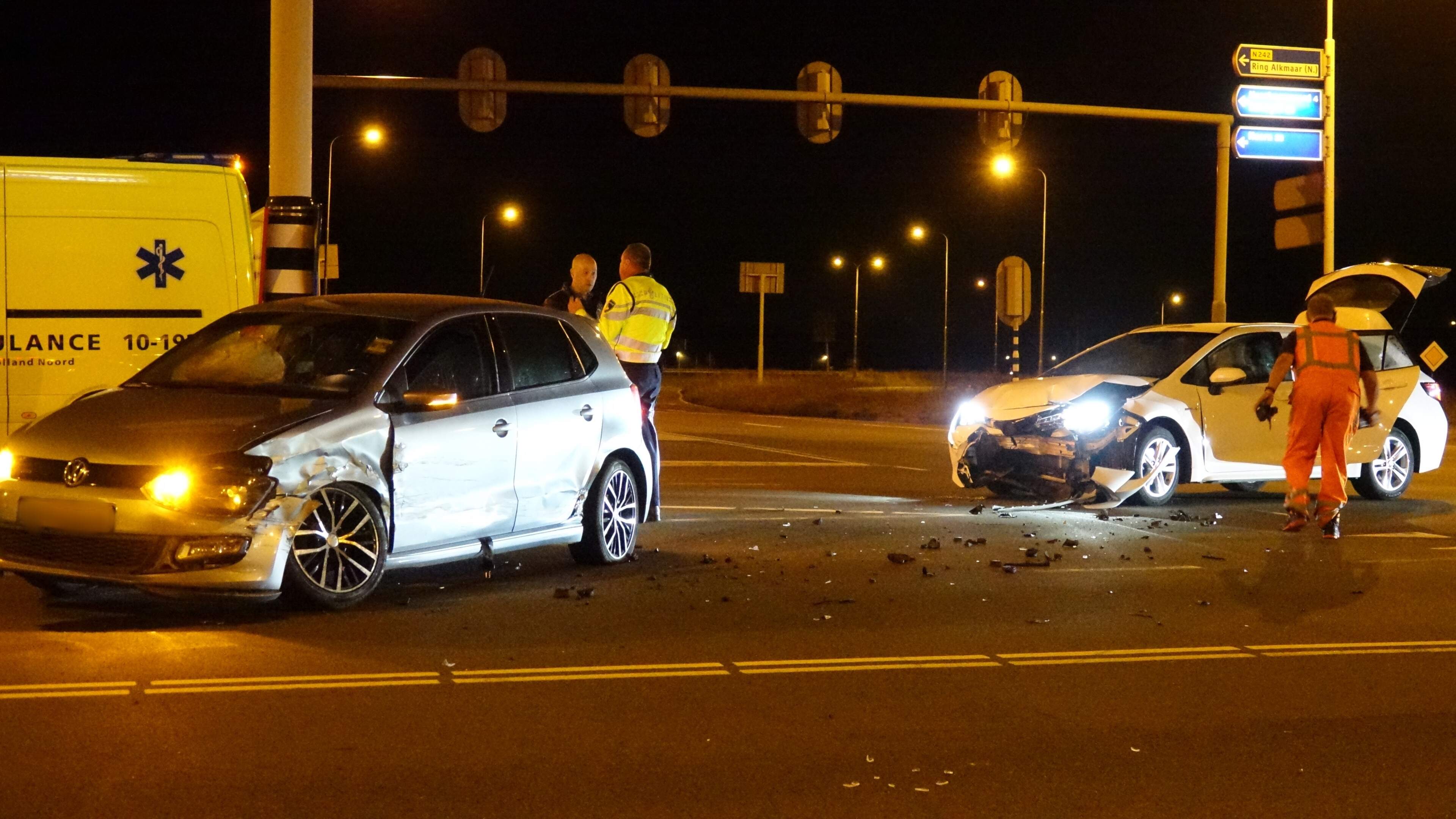 Vrouw gewond na botsing op kruising in Alkmaar, twee auto’s flink beschadigd