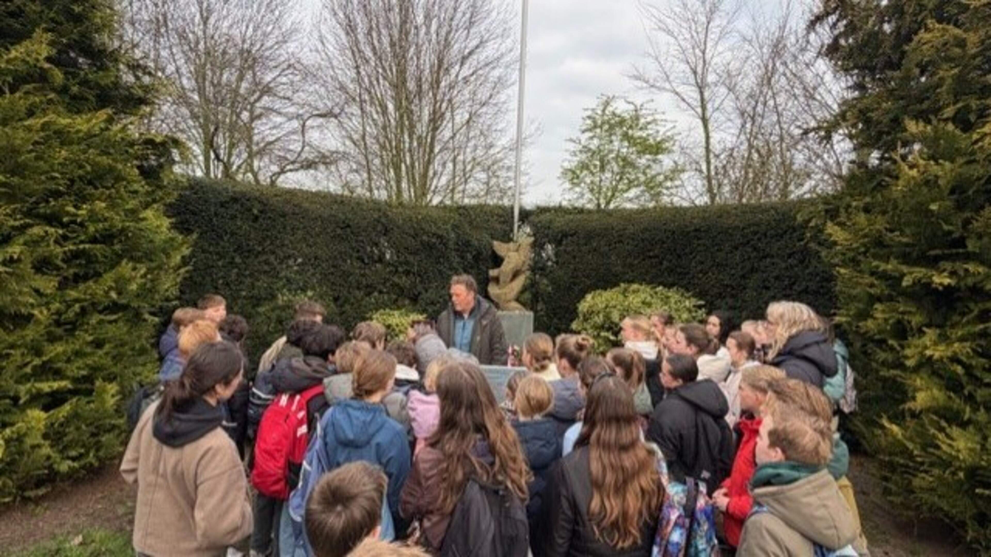 Juliana van Stolberg Grade 8 students create memorial wreath for Castricum war monument