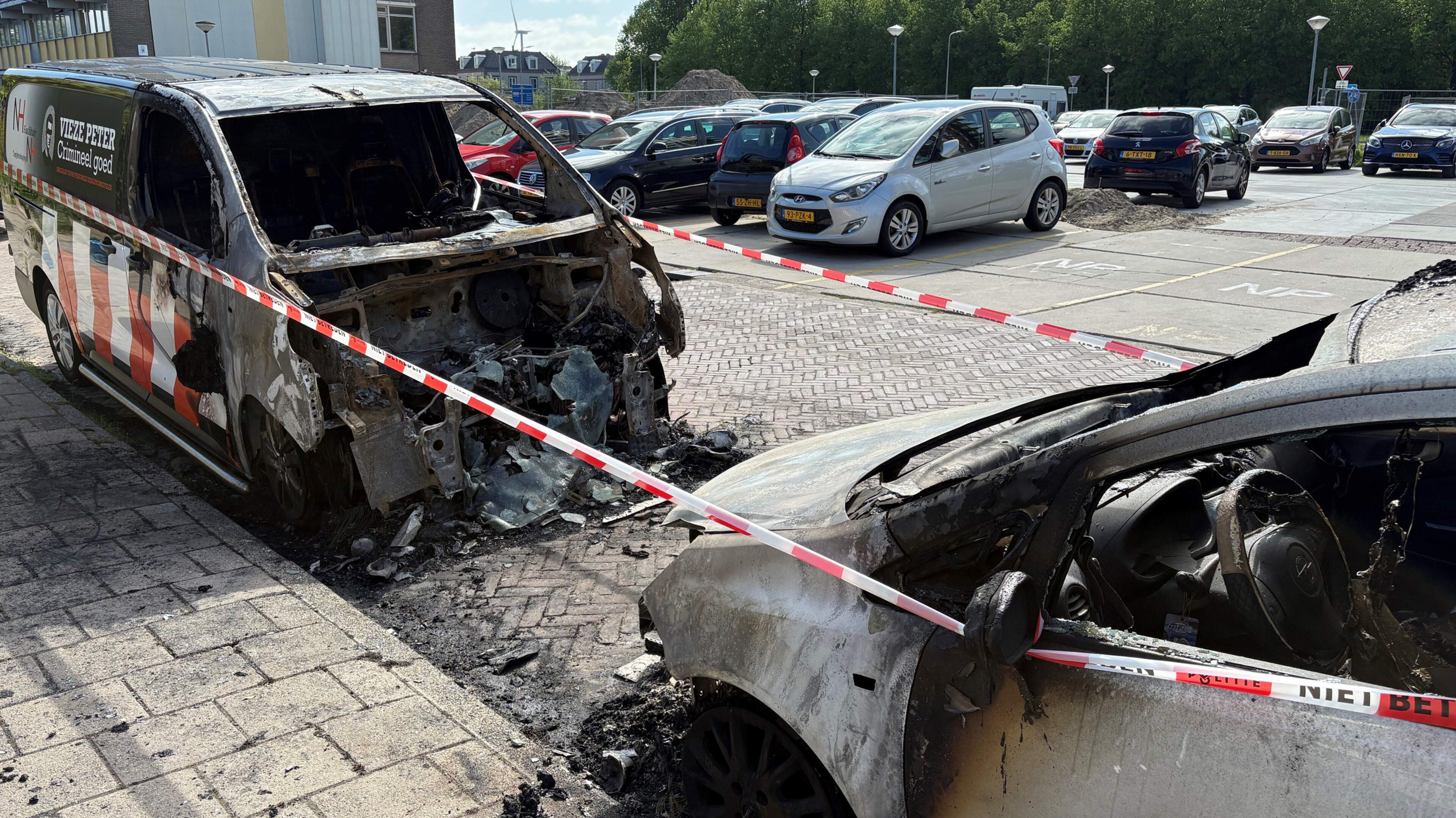 'You see him lighting something.' Company van and car go up in flames in Heemskerk; perpetrator caught on security camera.