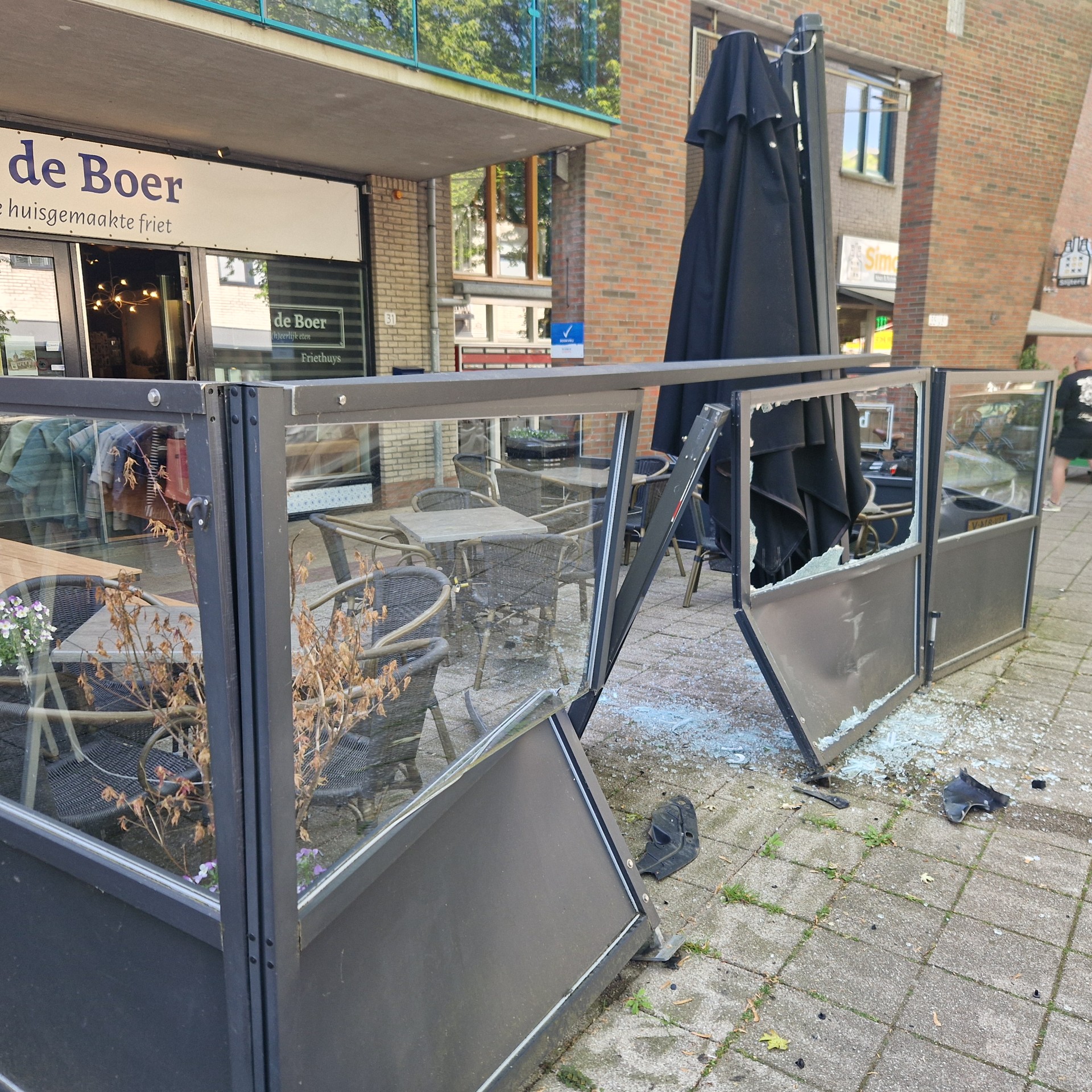 Terrace screen 'Friethuys bij de Boer' accidentally destroyed; 'Fortunately no one was injured'