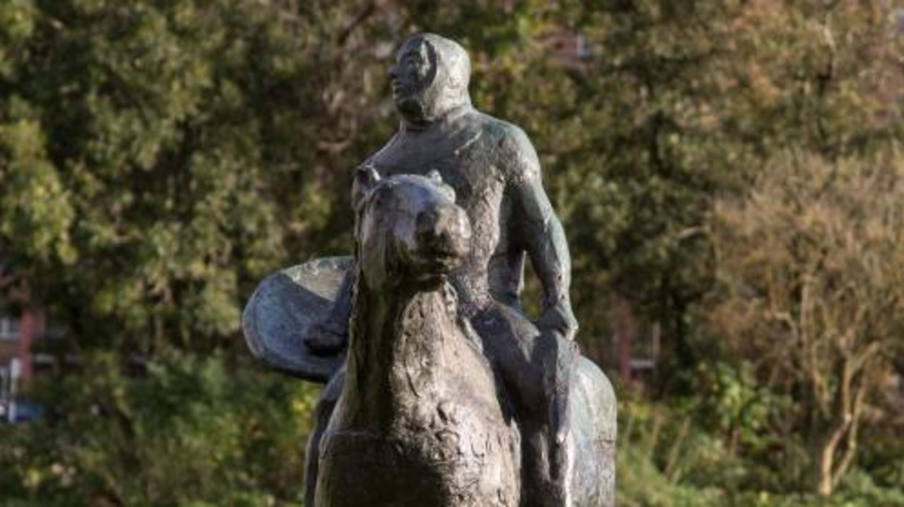Artist Eric Claus, creator of the horse and rider sculpture on Laan der Nederlanden, dies