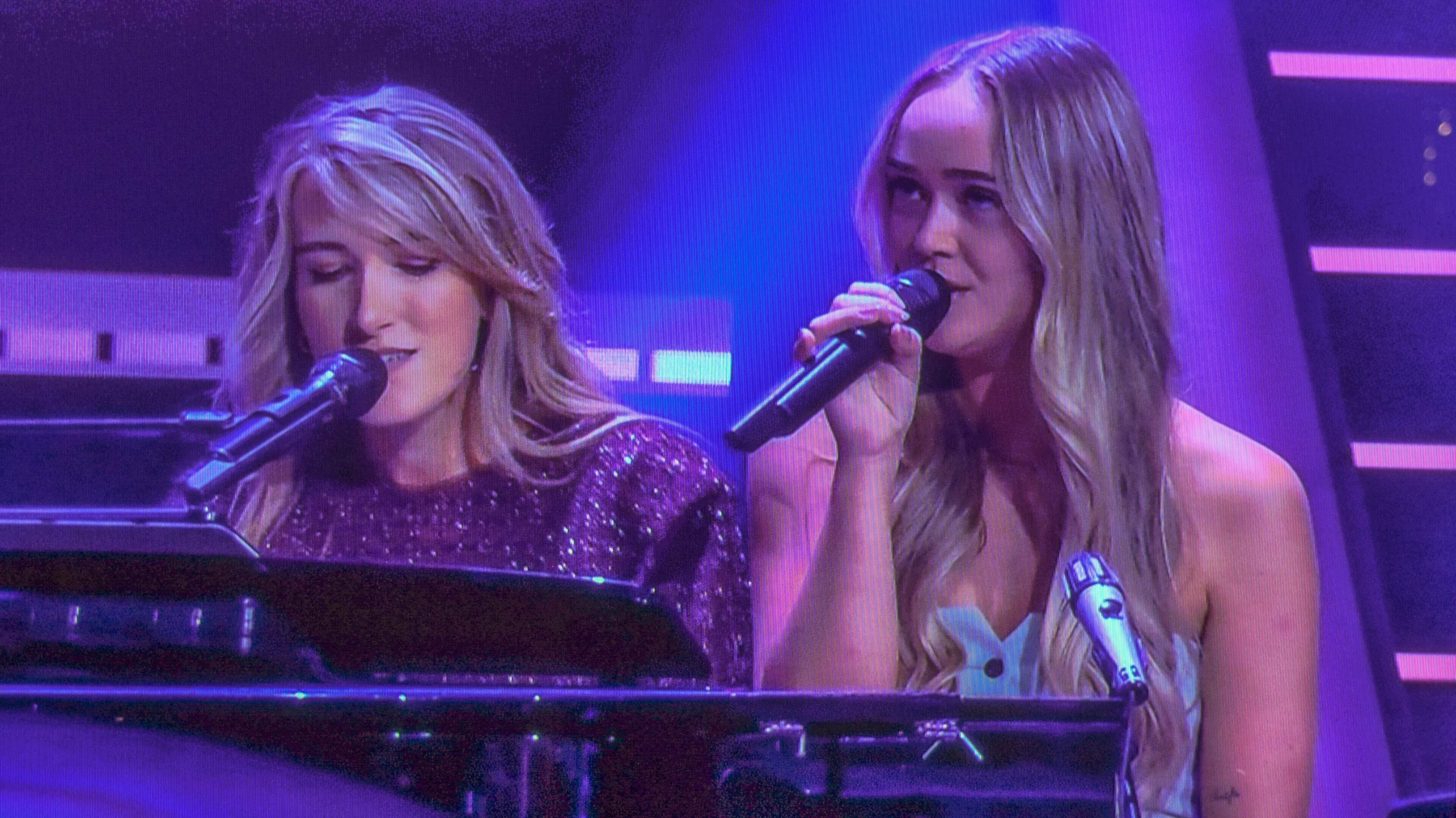 Britt from Uitgeest wins ’Battle’ and advances to next round of The Voice