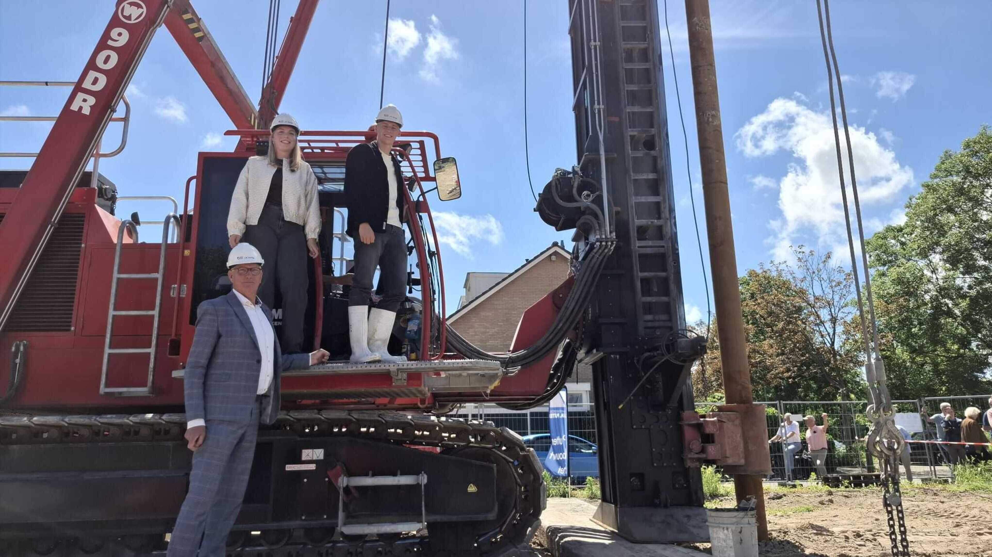 First pile for 'De Strandwal' in Uitgeest drilled by Lynn van der Meij and Sem Aardenburg: 'Very impressive'
