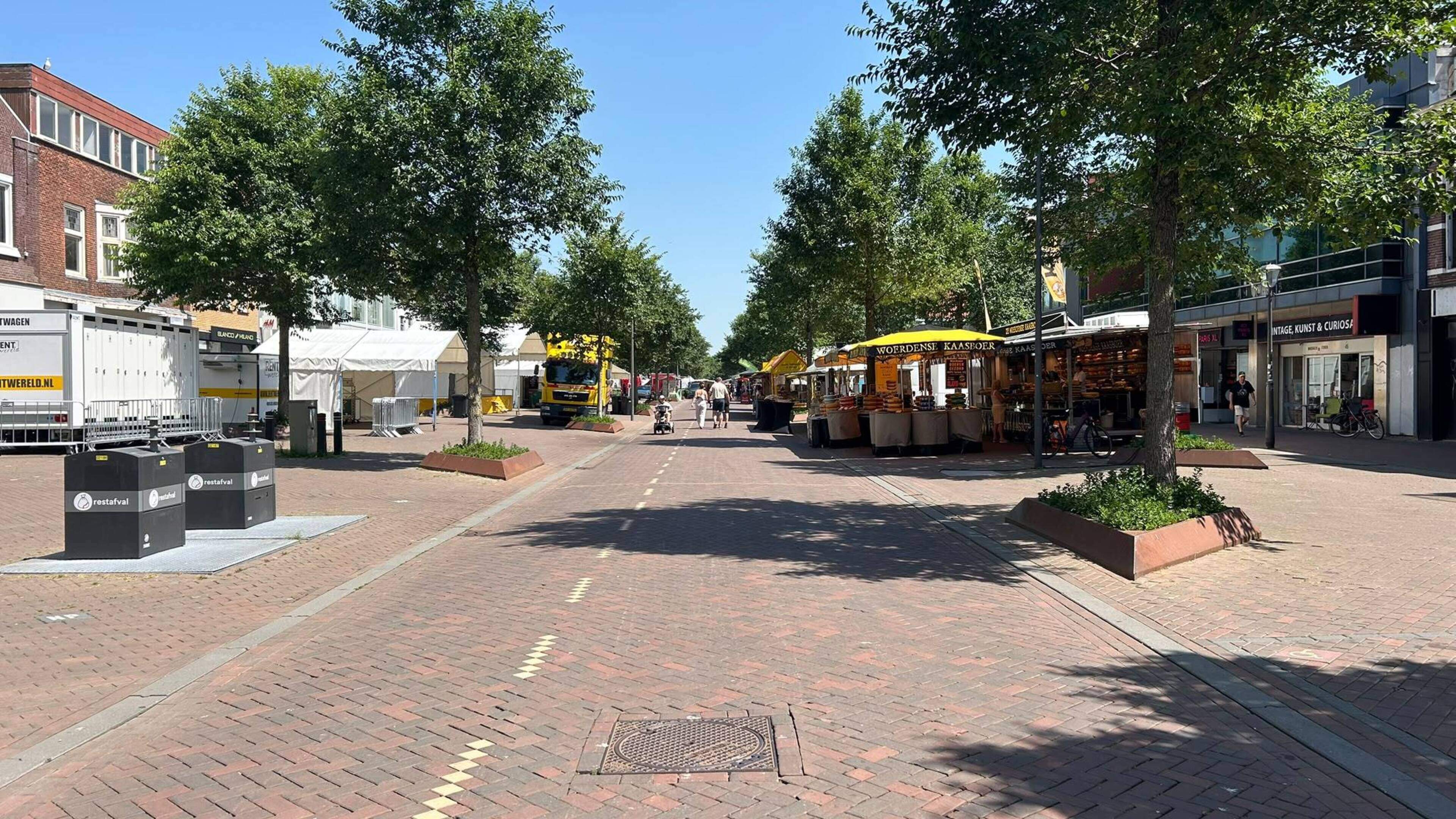 Sweltering Beverwijk market empties: Vendors persevere in 30-degree heat: We stay out of the sun and drink plenty of water