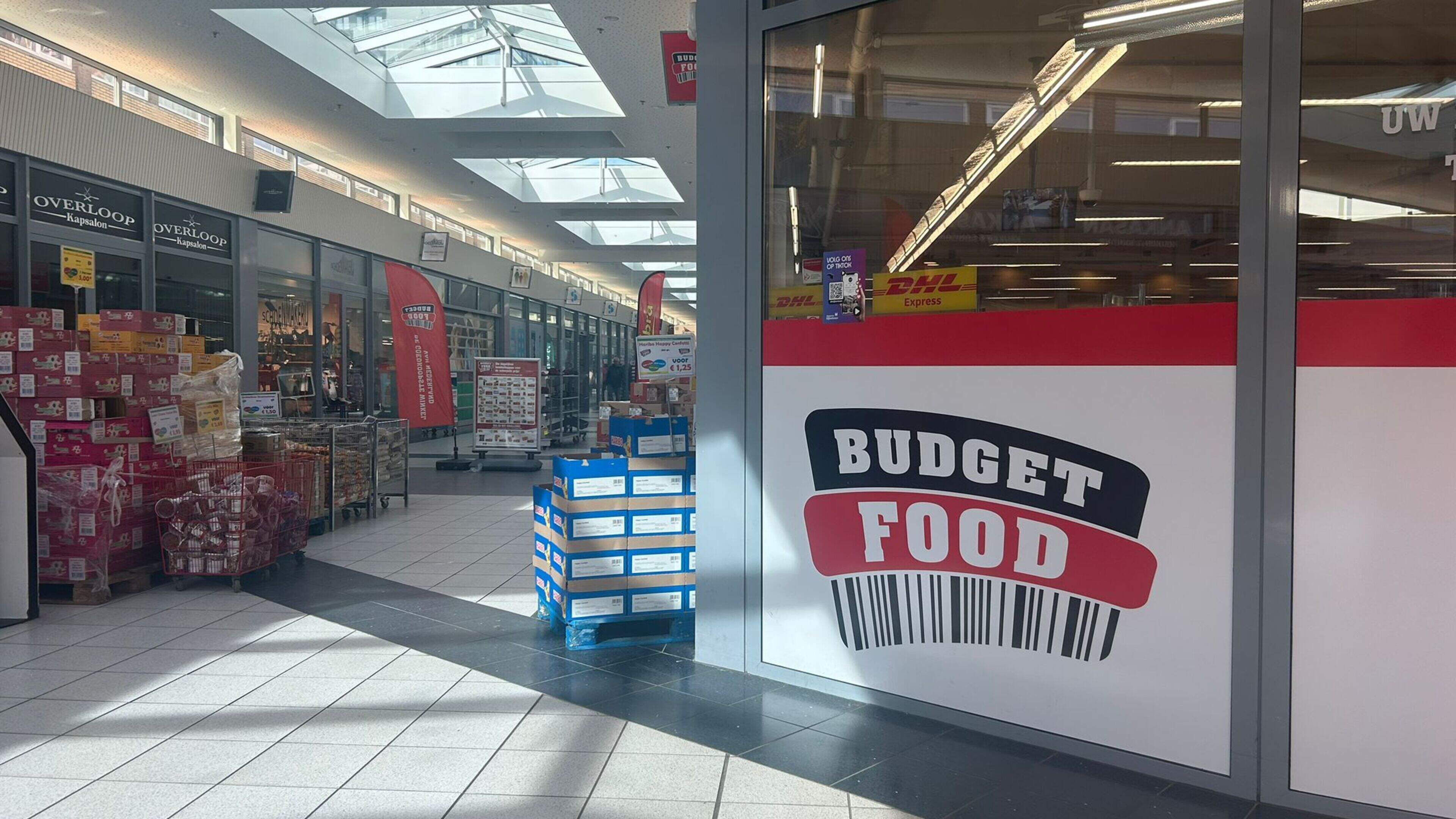 Customers travel from far and wide to Budget Food in Beverwijk: 'They sometimes save forty euros a week on groceries'