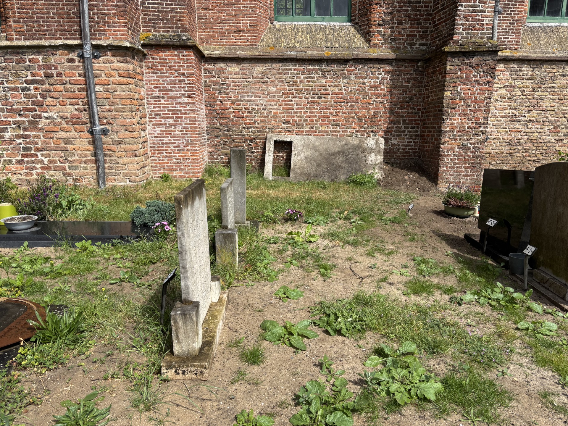 Relief: Graves in Uitgeest not cleared; municipality forgot to mention temporary removal of items