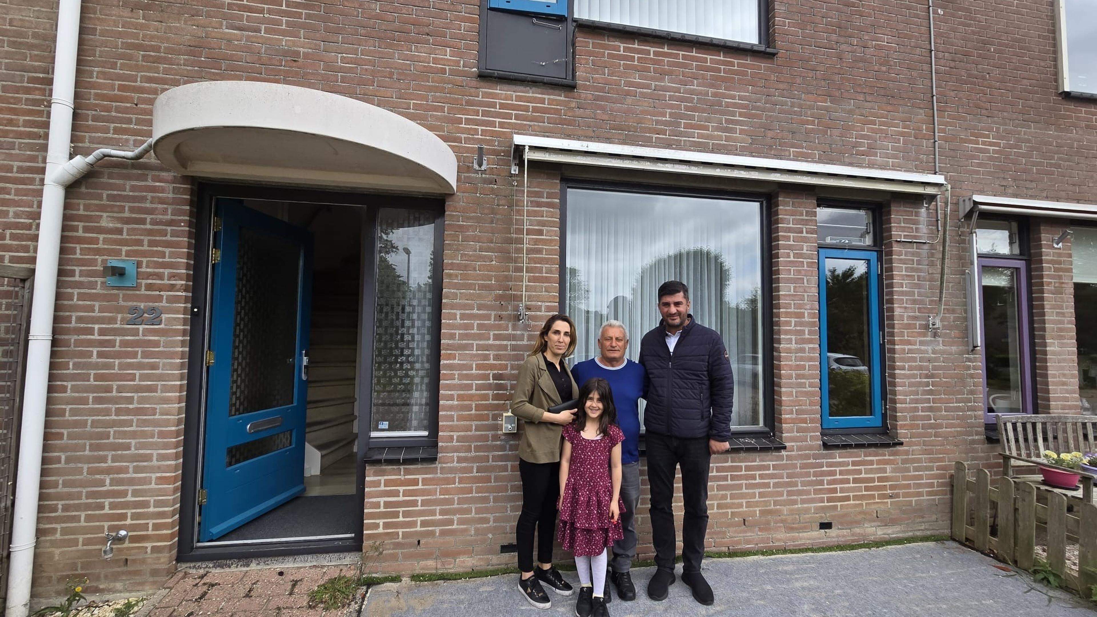 Koerdisch gezin dat door Noord-Holland ’zwerft’ krijgt huis in Wervershoof. ’We zijn heel dankbaar’