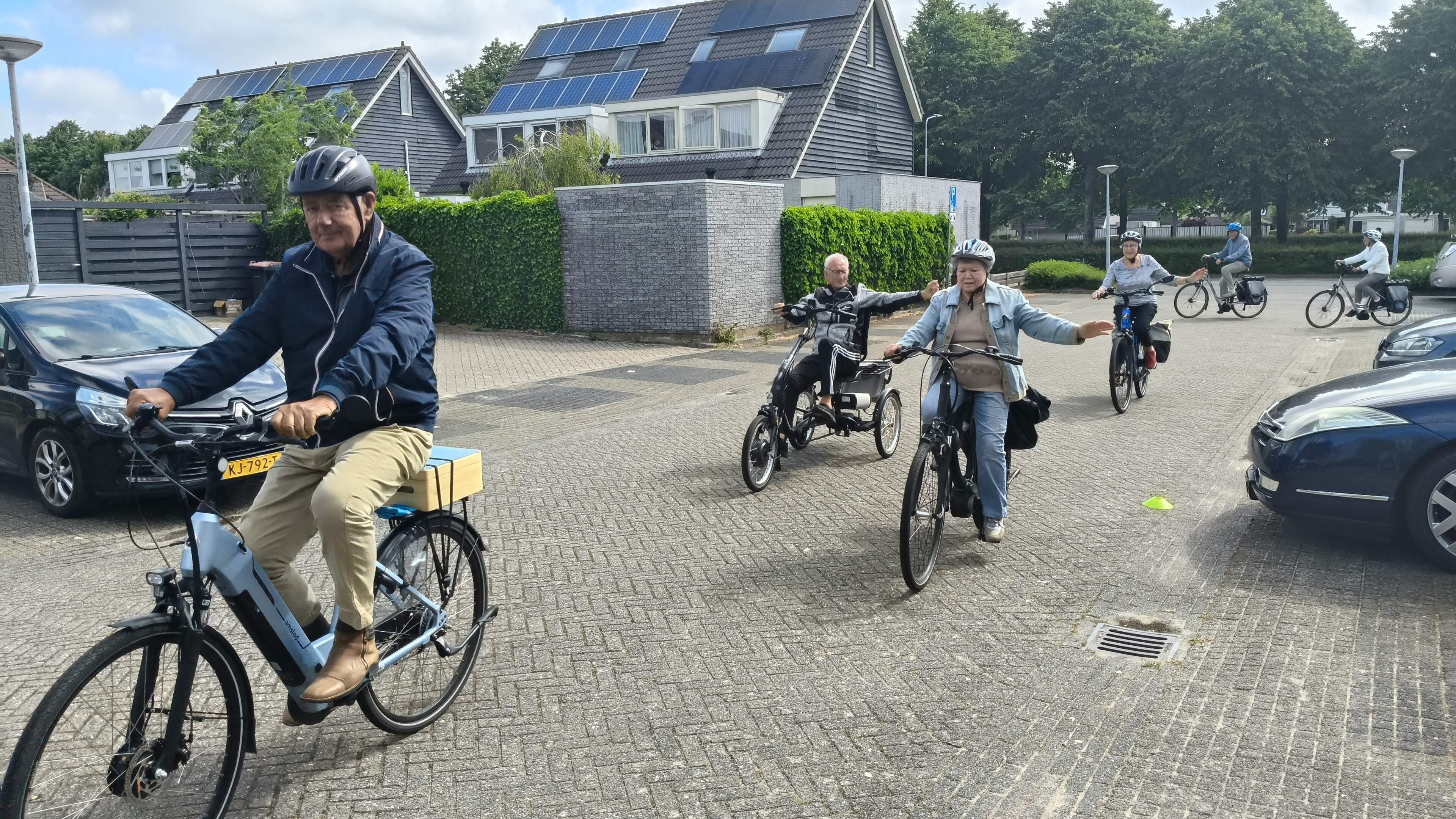 Cycling lessons for seniors popular in Heemskerk: Neighborhood sports coach organizes extra lessons
