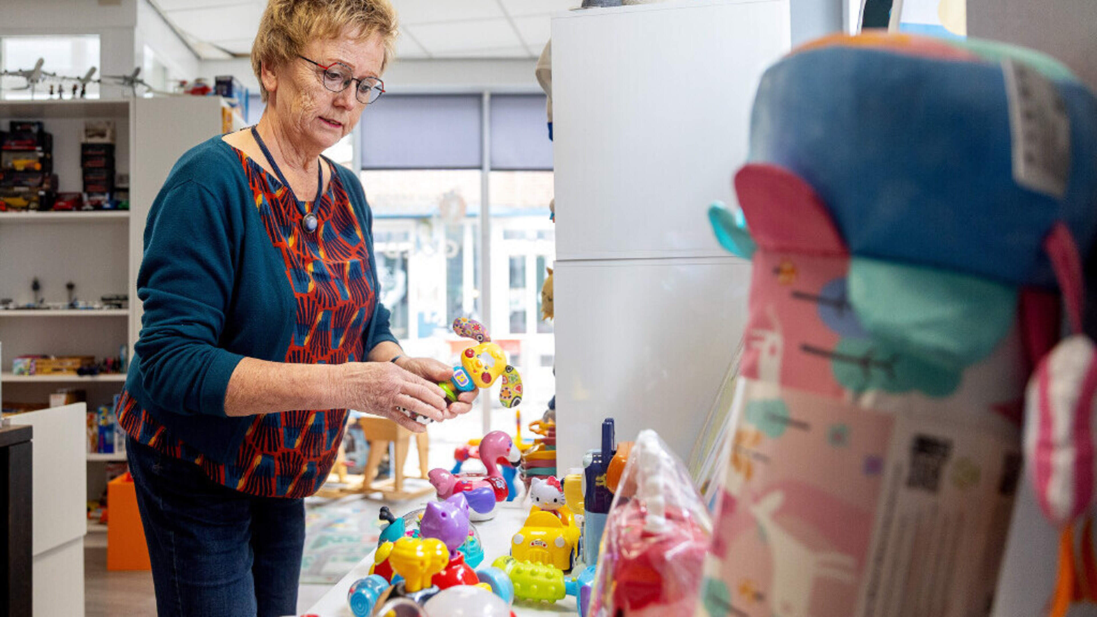 Trees Kolen finds meaning in volunteering at De Groene Gekko: ‘I prefer being at the front of the shop, by the baby toys’