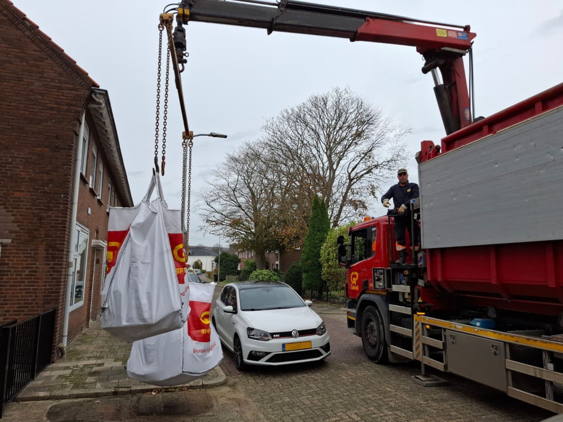 Uitgeest distributes big bags again. Tiles out, plants in